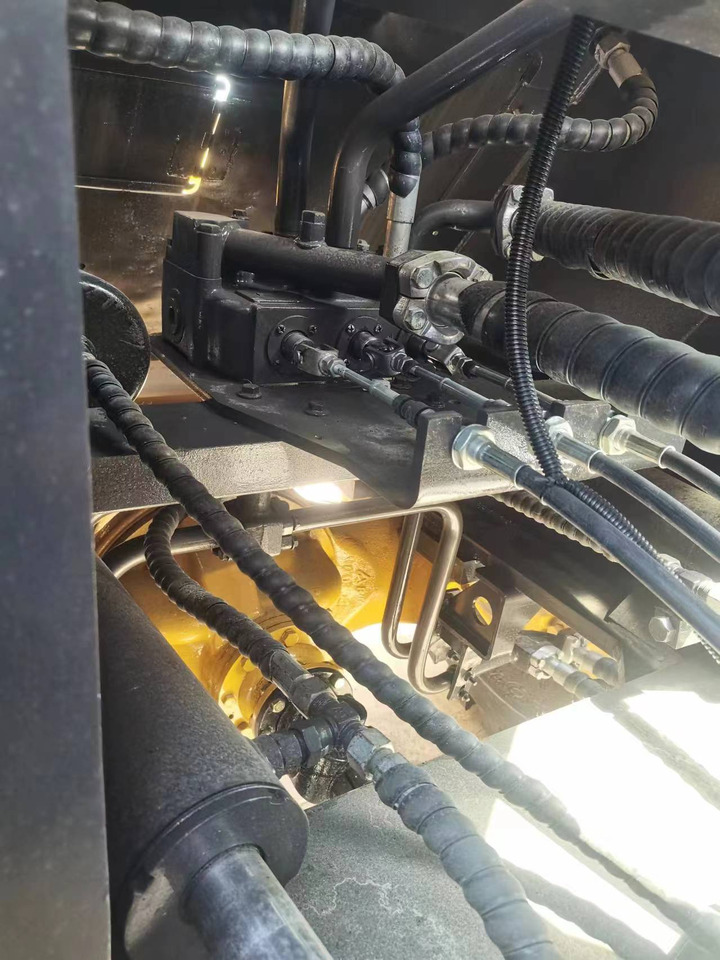 SDLG L953 - Utovarivač na kotačima: slika SDLG L953 - Utovarivač na kotačima SDLG L953 - Utovarivač na kotačima: slika SDLG L953 - Utovarivač na kotačima