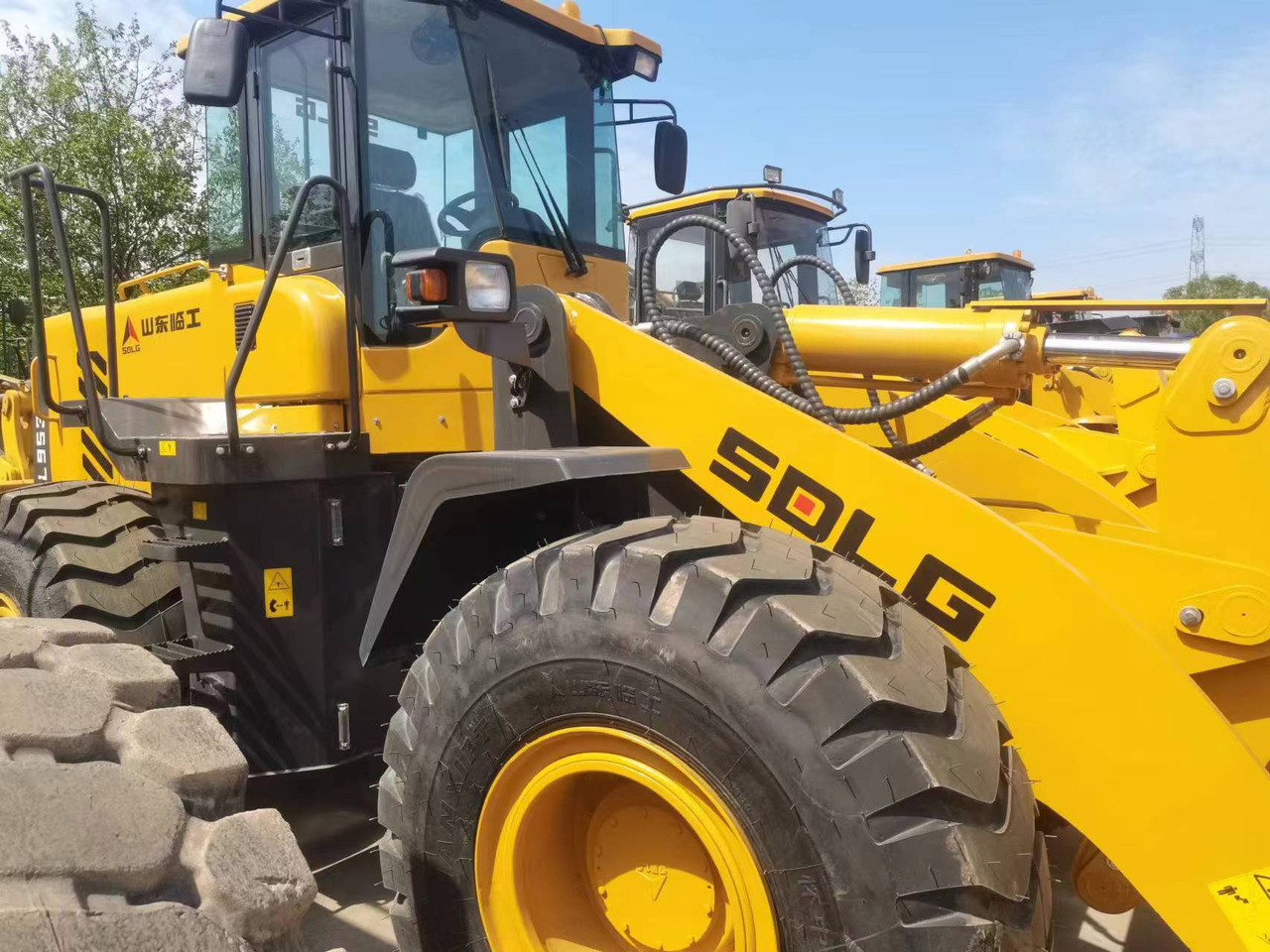 SDLG L953 - Utovarivač na kotačima: slika SDLG L953 - Utovarivač na kotačima SDLG L953 - Utovarivač na kotačima: slika SDLG L953 - Utovarivač na kotačima