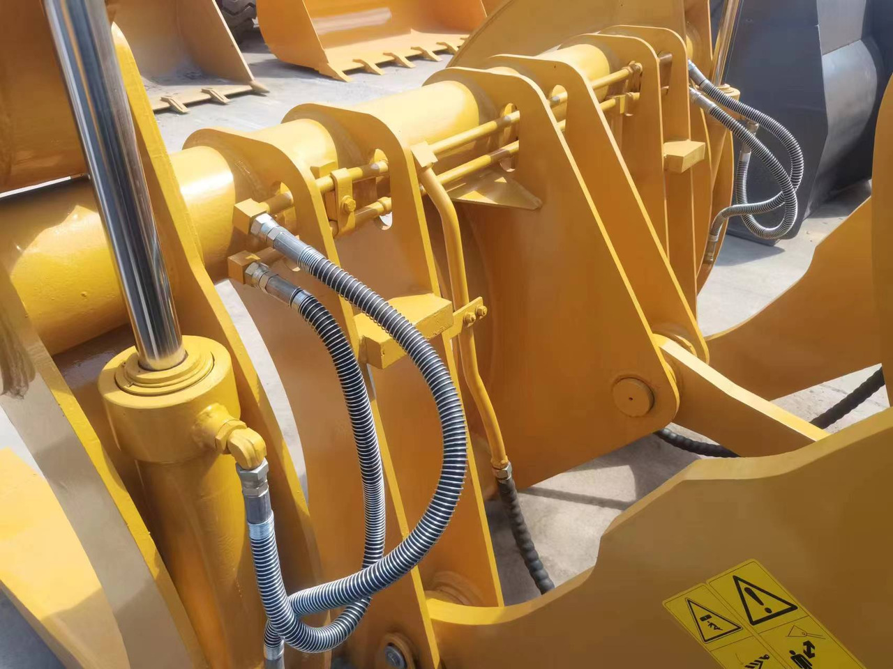 SDLG L953 - Utovarivač na kotačima: slika SDLG L953 - Utovarivač na kotačima SDLG L953 - Utovarivač na kotačima: slika SDLG L953 - Utovarivač na kotačima