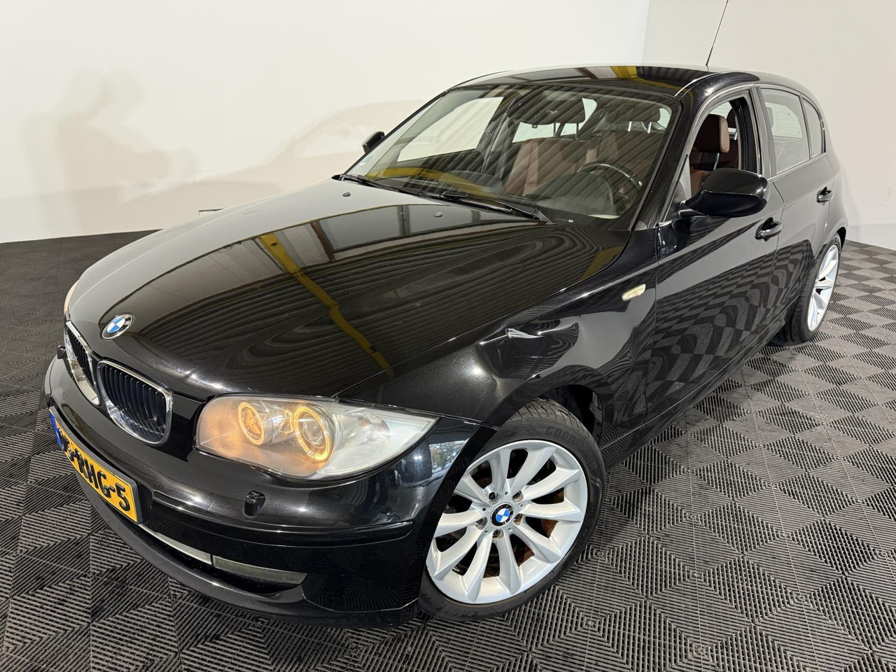 Hatchback BMW | 1-serie | 116i EffDyn. Ed. Business Line Ultimate Edition | 2011 | 263.221 km | 05RHG5 | Logisch: slika Hatchback BMW | 1-serie | 116i EffDyn. Ed. Business Line Ultimate Edition | 2011 | 263.221 km | 05RHG5 | Logisch