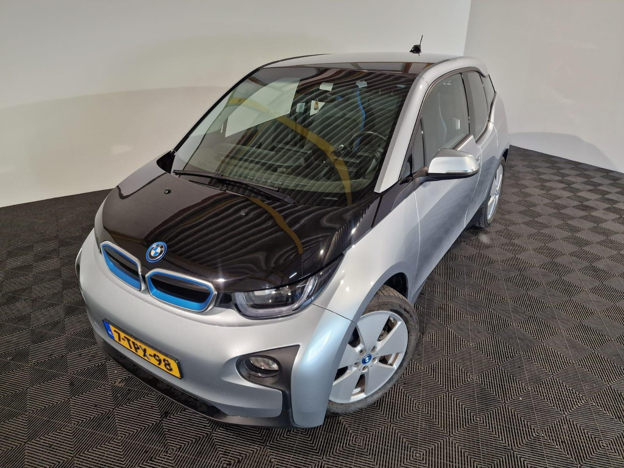 BMW i3 Range Extender 7-TPX-98 - Automobil: slika BMW i3 Range Extender 7-TPX-98 - Automobil BMW i3 Range Extender 7-TPX-98 - Automobil: slika BMW i3 Range Extender 7-TPX-98 - Automobil