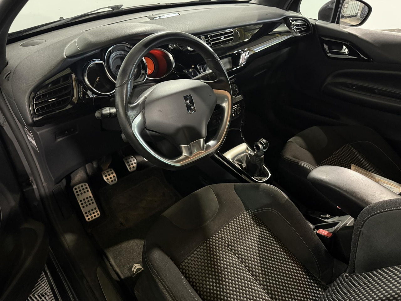 Citroen DS3 1.6 e-HDi So Chic | 2012 | 277.448 km | 14-XLR-7 - Hatchback: slika Citroen DS3 1.6 e-HDi So Chic | 2012 | 277.448 km | 14-XLR-7 - Hatchback Citroen DS3 1.6 e-HDi So Chic | 2012 | 277.448 km | 14-XLR-7 - Hatchback: slika Citroen DS3 1.6 e-HDi So Chic | 2012 | 277.448 km | 14-XLR-7 - Hatchback