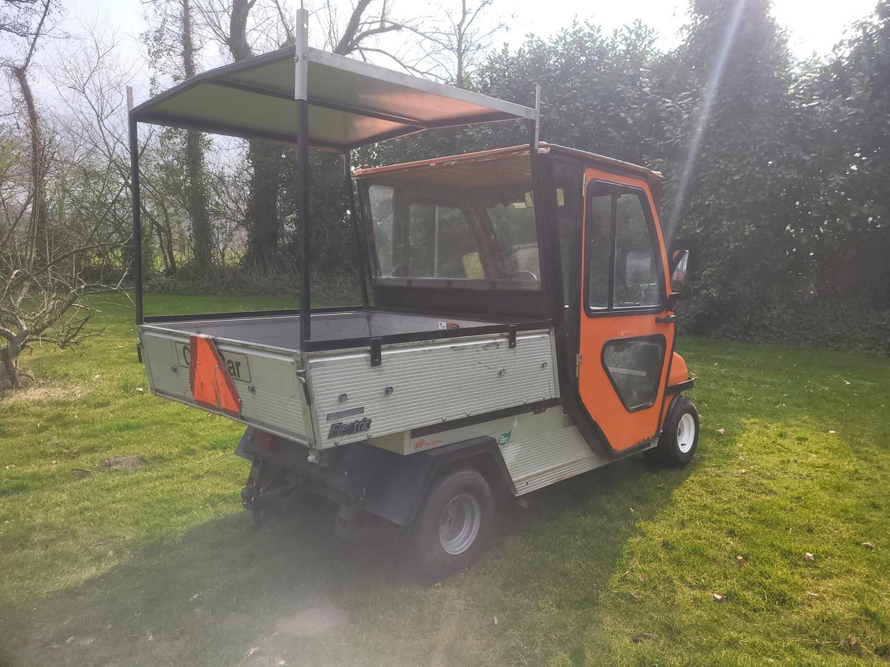 Club Car Carryall Turf 2 – Bouwjaar 2009 – Elektrisch – Met dichte cabine en elektrische kiepbak – Marge-kavel - Vozilo za golf terene: slika Club Car Carryall Turf 2 – Bouwjaar 2009 – Elektrisch – Met dichte cabine en elektrische kiepbak – Marge-kavel - Vozilo za golf terene Club Car Carryall Turf 2 – Bouwjaar 2009 – Elektrisch – Met dichte cabine en elektrische kiepbak – Marge-kavel - Vozilo za golf terene: slika Club Car Carryall Turf 2 – Bouwjaar 2009 – Elektrisch – Met dichte cabine en elektrische kiepbak – Marge-kavel - Vozilo za golf terene