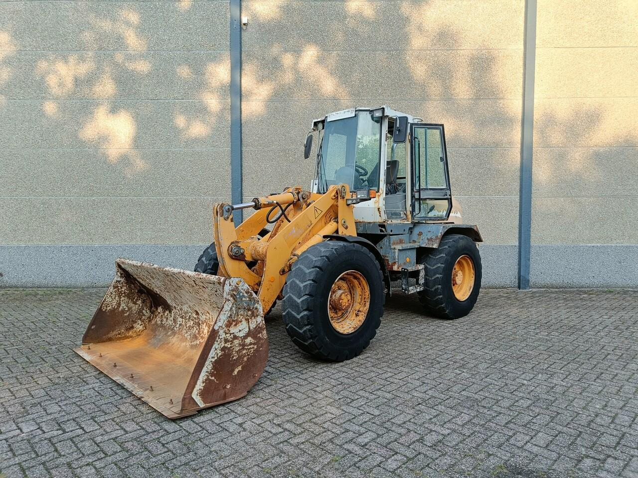 Liebherr L514 Shovel - Utovarivač na kotačima: slika Liebherr L514 Shovel - Utovarivač na kotačima Liebherr L514 Shovel - Utovarivač na kotačima: slika Liebherr L514 Shovel - Utovarivač na kotačima