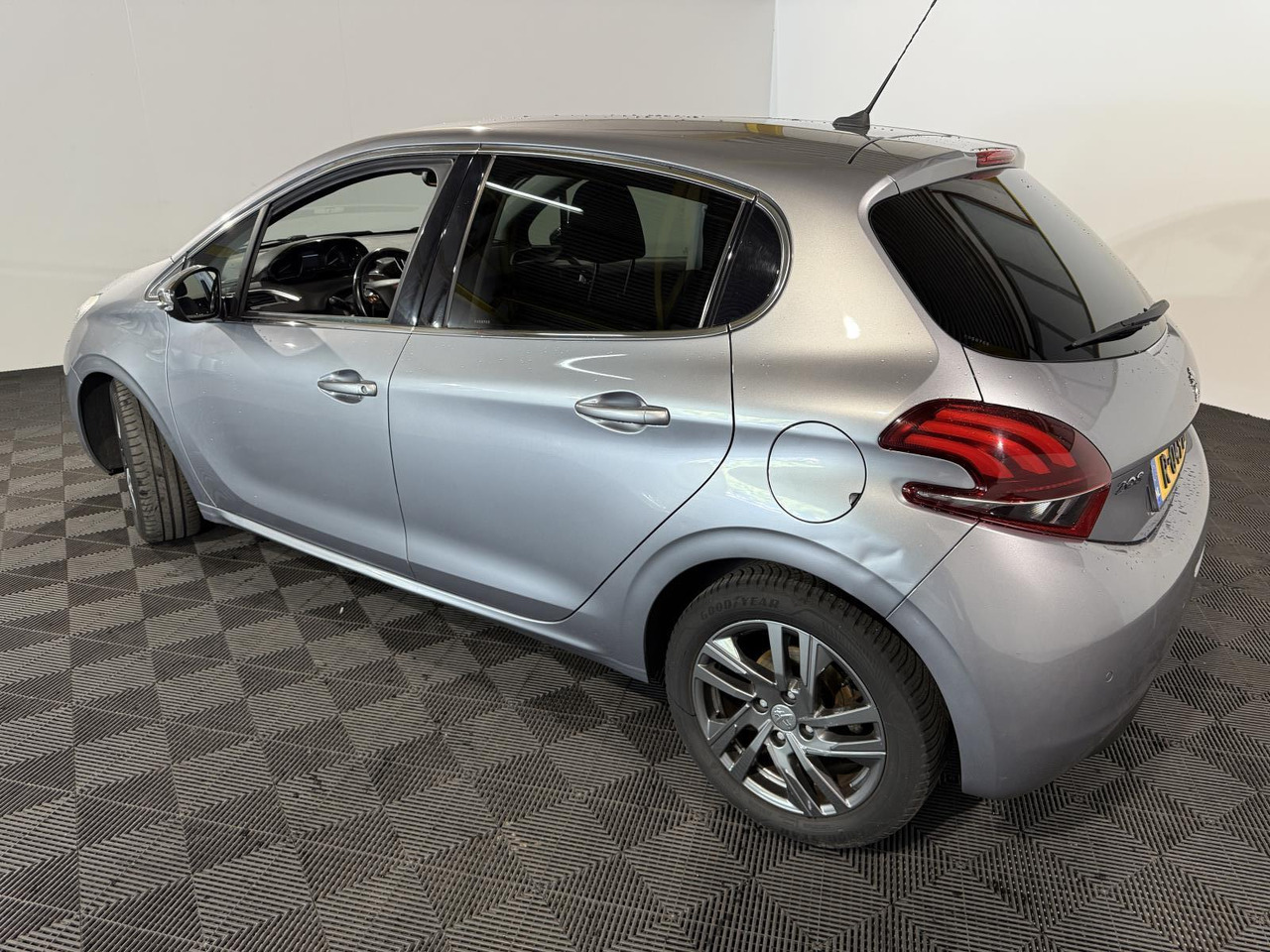 Peugeot | 208 | 1.5 BlueHDi Blue Lease Allure | 2019 | 183.354 km | R049BT | Geen oordeel - Hatchback: slika Peugeot | 208 | 1.5 BlueHDi Blue Lease Allure | 2019 | 183.354 km | R049BT | Geen oordeel - Hatchback Peugeot | 208 | 1.5 BlueHDi Blue Lease Allure | 2019 | 183.354 km | R049BT | Geen oordeel - Hatchback: slika Peugeot | 208 | 1.5 BlueHDi Blue Lease Allure | 2019 | 183.354 km | R049BT | Geen oordeel - Hatchback