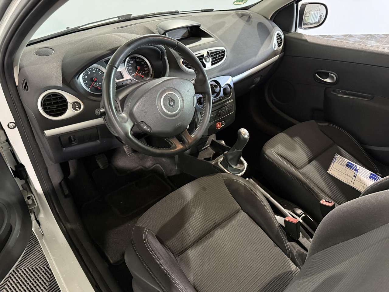 Renault Clio 1.2 TCe Collection | 2012 | 179.266 km | 15-ZDF-9 - Hatchback: slika Renault Clio 1.2 TCe Collection | 2012 | 179.266 km | 15-ZDF-9 - Hatchback Renault Clio 1.2 TCe Collection | 2012 | 179.266 km | 15-ZDF-9 - Hatchback: slika Renault Clio 1.2 TCe Collection | 2012 | 179.266 km | 15-ZDF-9 - Hatchback