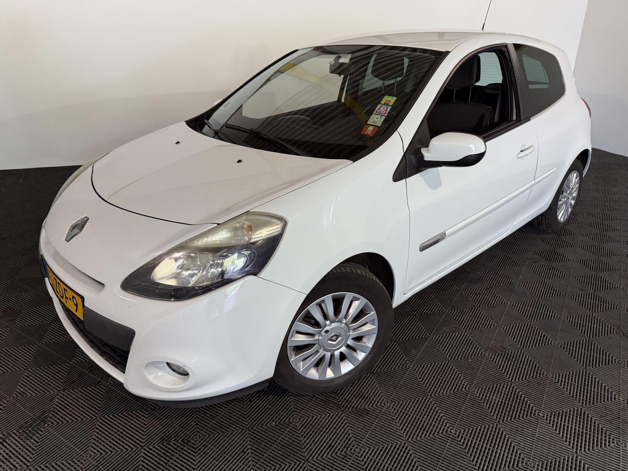 Renault Clio 1.2 TCe Collection | 2012 | 179.266 km | 15-ZDF-9 - Hatchback: slika Renault Clio 1.2 TCe Collection | 2012 | 179.266 km | 15-ZDF-9 - Hatchback Renault Clio 1.2 TCe Collection | 2012 | 179.266 km | 15-ZDF-9 - Hatchback: slika Renault Clio 1.2 TCe Collection | 2012 | 179.266 km | 15-ZDF-9 - Hatchback
