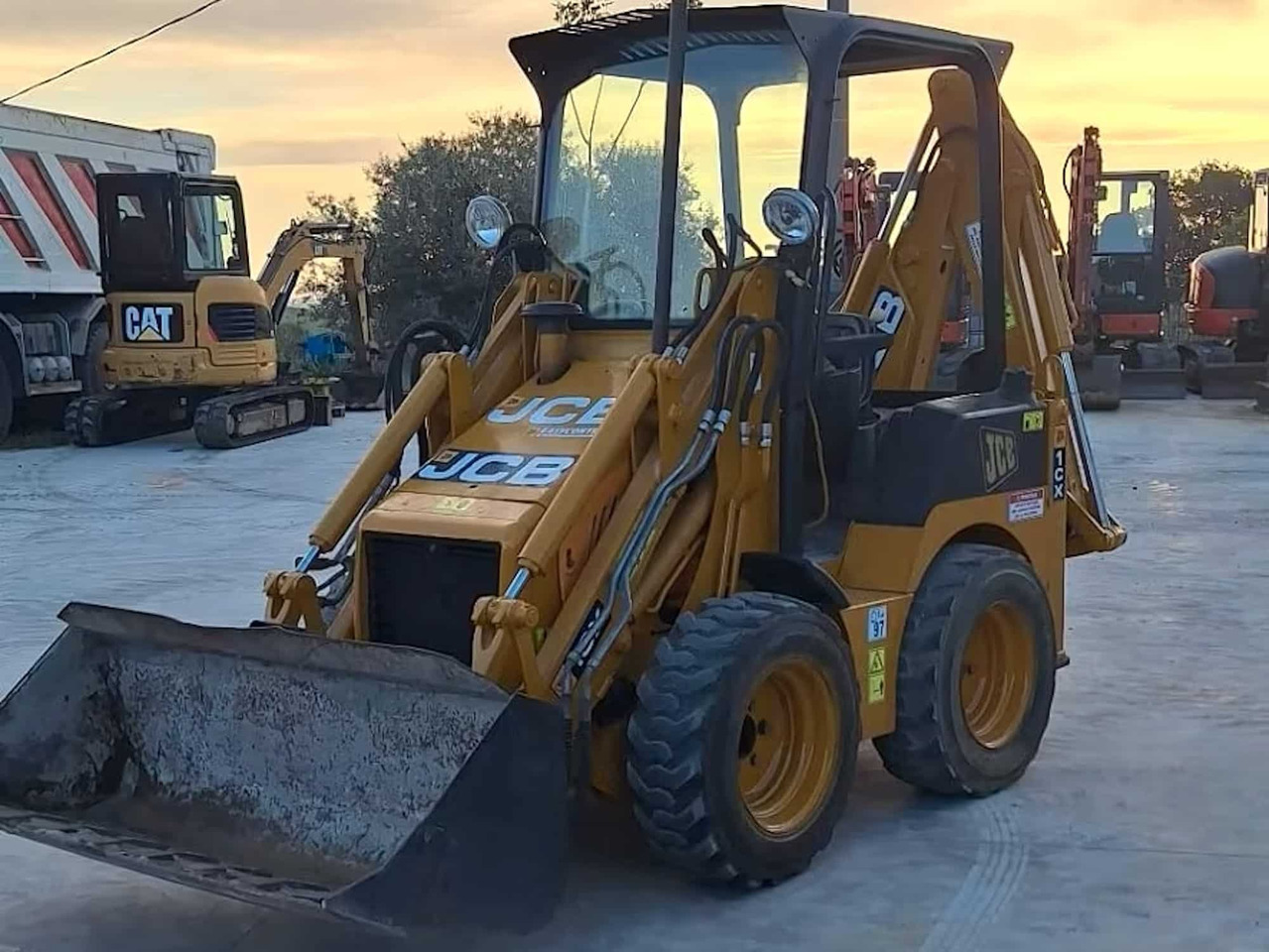 JCB 1CX - Rovokopač-utovarivač: slika JCB 1CX - Rovokopač-utovarivač JCB 1CX - Rovokopač-utovarivač: slika JCB 1CX - Rovokopač-utovarivač