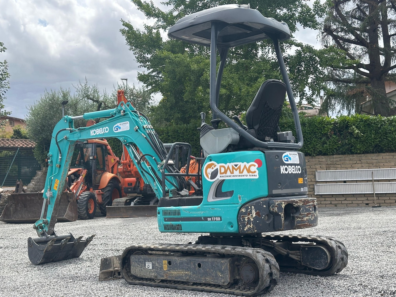 KOBELCO SK17SR-3E - Mini bager: slika KOBELCO SK17SR-3E - Mini bager KOBELCO SK17SR-3E - Mini bager: slika KOBELCO SK17SR-3E - Mini bager