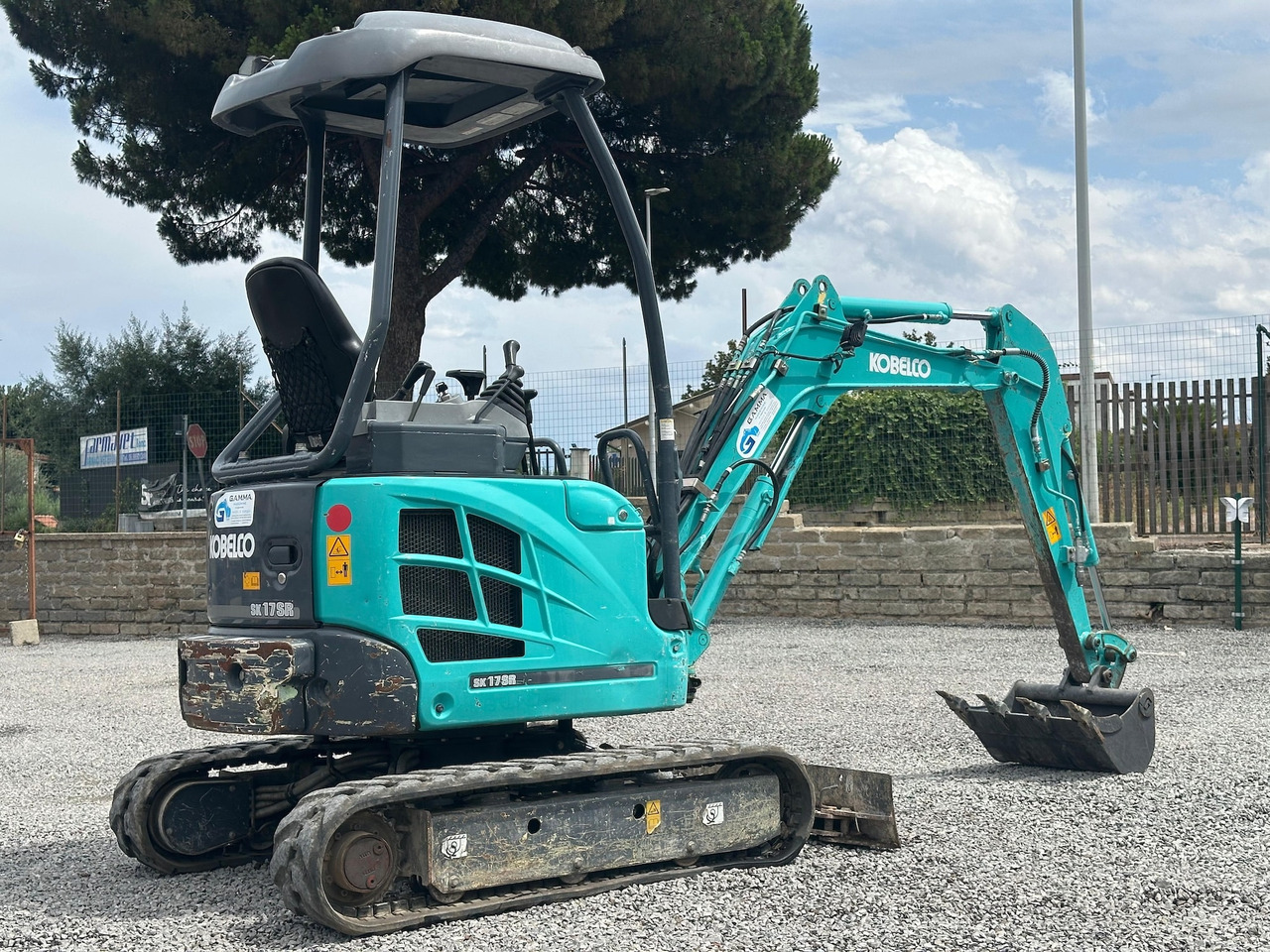KOBELCO SK17SR-3E - Mini bager: slika KOBELCO SK17SR-3E - Mini bager KOBELCO SK17SR-3E - Mini bager: slika KOBELCO SK17SR-3E - Mini bager