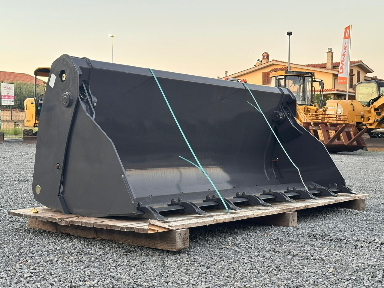 NEW HOLLAND 220 - Utovarna korpa: slika NEW HOLLAND 220 - Utovarna korpa NEW HOLLAND 220 - Utovarna korpa: slika NEW HOLLAND 220 - Utovarna korpa