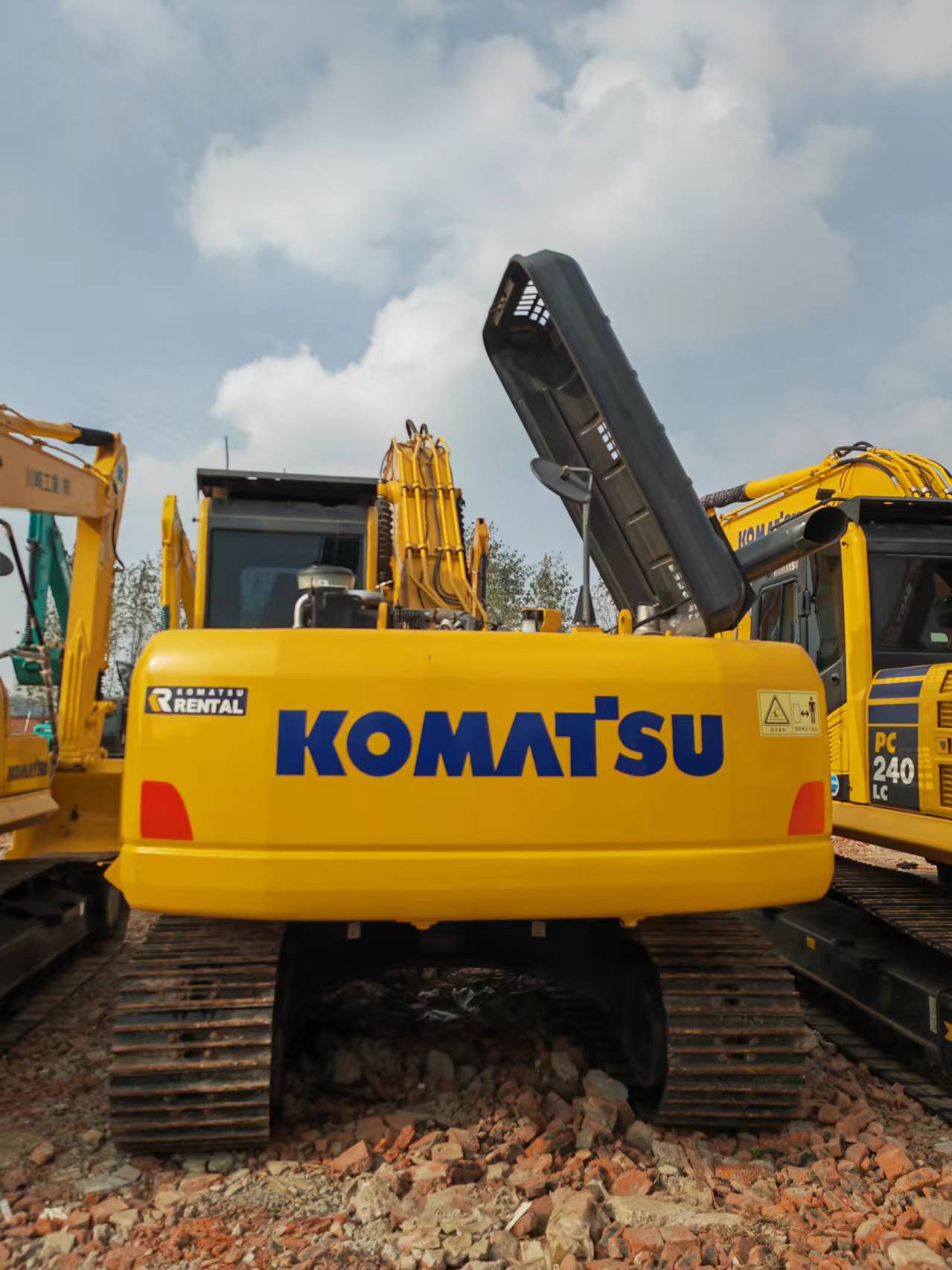 KOMATSU PC200 - Bager gusjeničar: slika KOMATSU PC200 - Bager gusjeničar KOMATSU PC200 - Bager gusjeničar: slika KOMATSU PC200 - Bager gusjeničar
