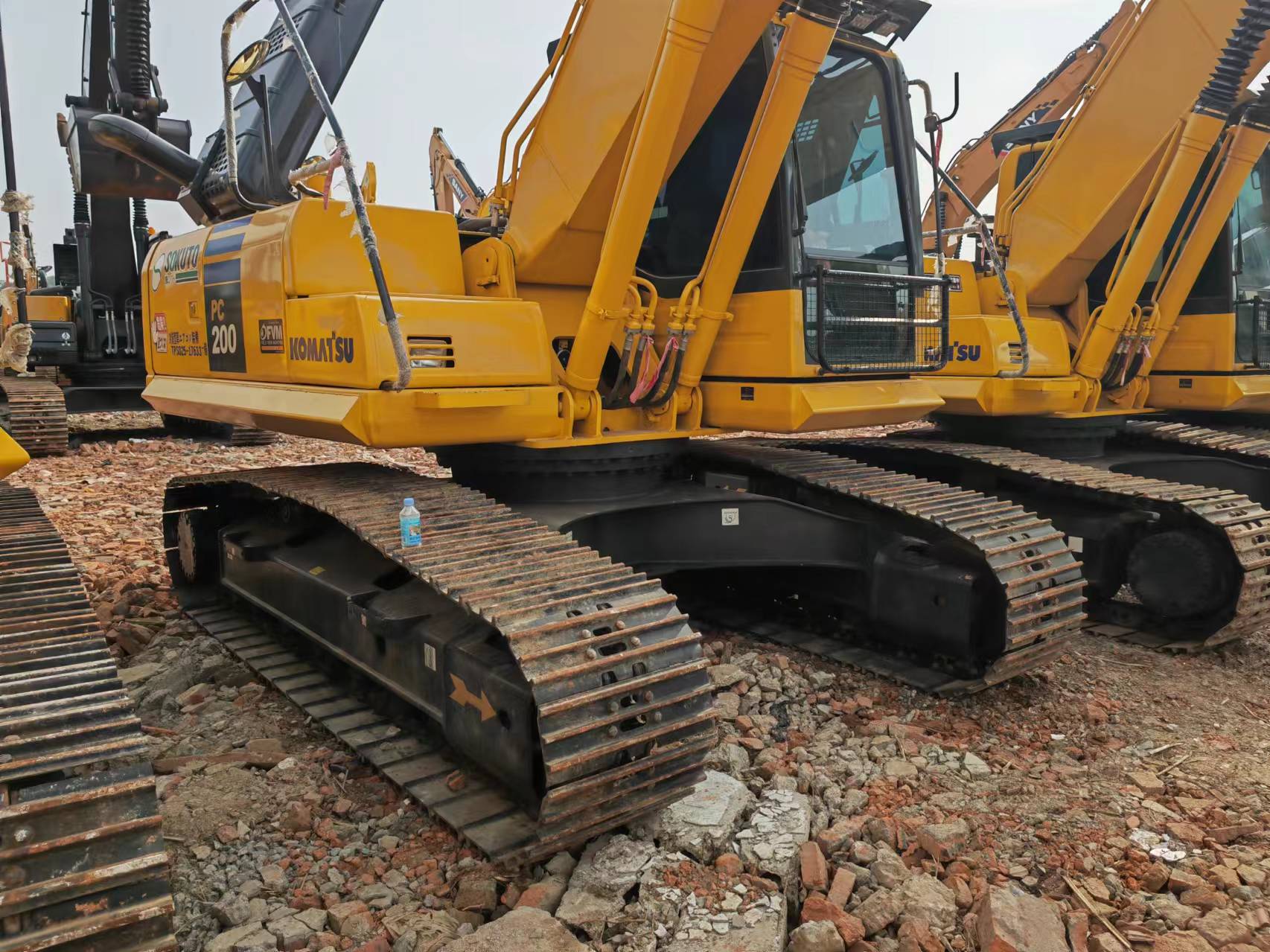 KOMATSU PC200 - Bager gusjeničar: slika KOMATSU PC200 - Bager gusjeničar KOMATSU PC200 - Bager gusjeničar: slika KOMATSU PC200 - Bager gusjeničar