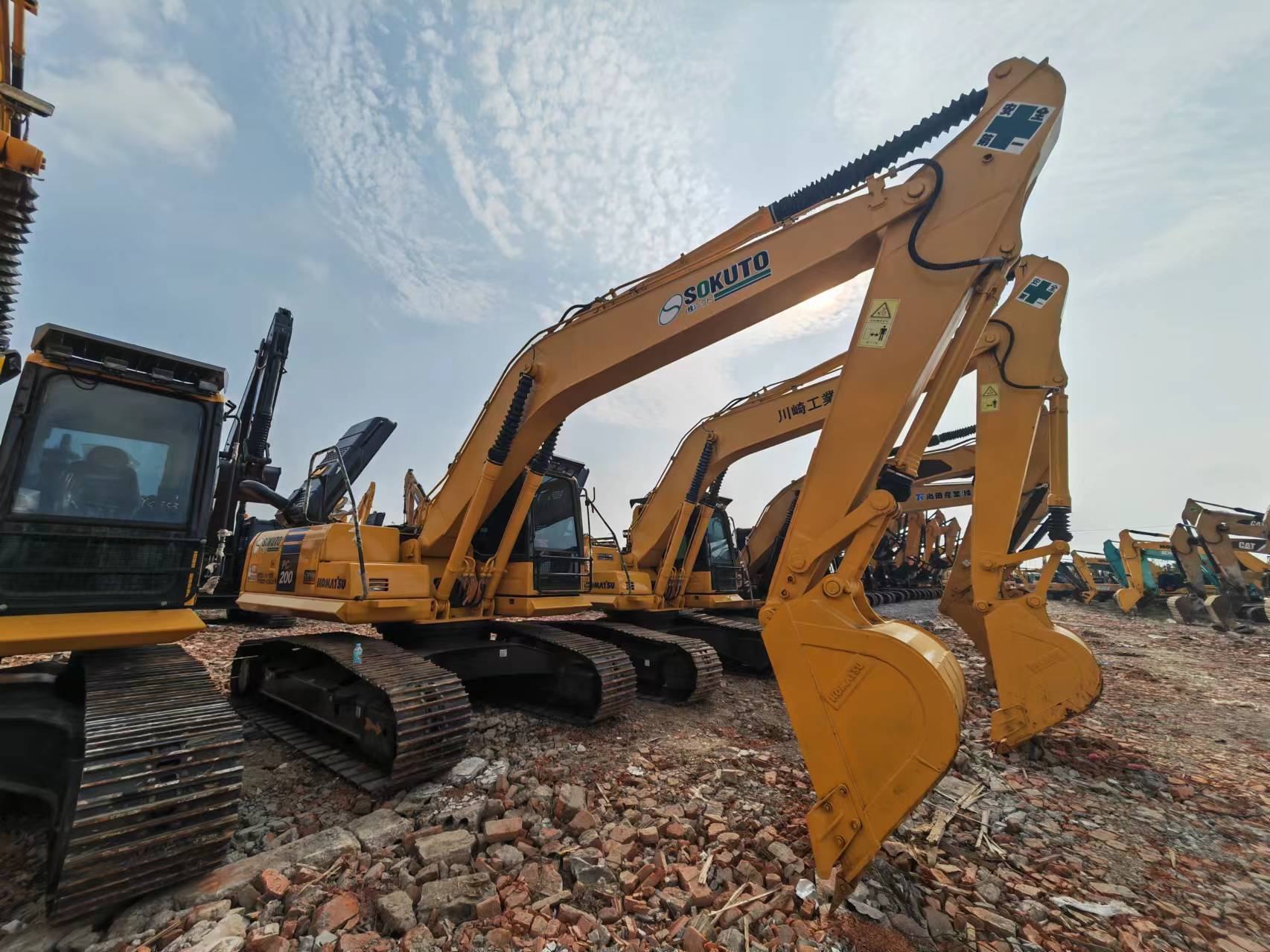 KOMATSU PC200 - Bager gusjeničar: slika KOMATSU PC200 - Bager gusjeničar KOMATSU PC200 - Bager gusjeničar: slika KOMATSU PC200 - Bager gusjeničar