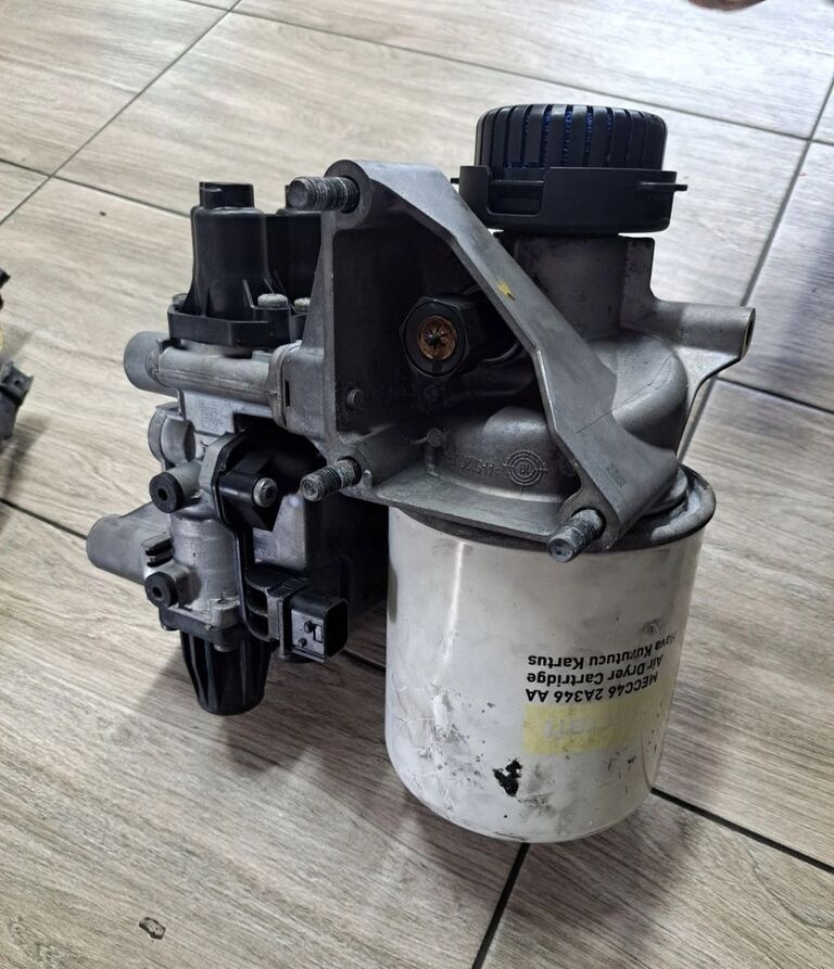 Ford OSUSZACZA ZAWÓR POWIETRZA WIELOZAWÓR F-MAX 500 CARGO EURO 6. JC46 Wabco - Dijelovi kočnica za Kamion: slika Ford OSUSZACZA ZAWÓR POWIETRZA WIELOZAWÓR F-MAX 500 CARGO EURO 6. JC46 Wabco - Dijelovi kočnica za Kamion Ford OSUSZACZA ZAWÓR POWIETRZA WIELOZAWÓR F-MAX 500 CARGO EURO 6. JC46 Wabco - Dijelovi kočnica za Kamion: slika Ford OSUSZACZA ZAWÓR POWIETRZA WIELOZAWÓR F-MAX 500 CARGO EURO 6. JC46 Wabco - Dijelovi kočnica za Kamion