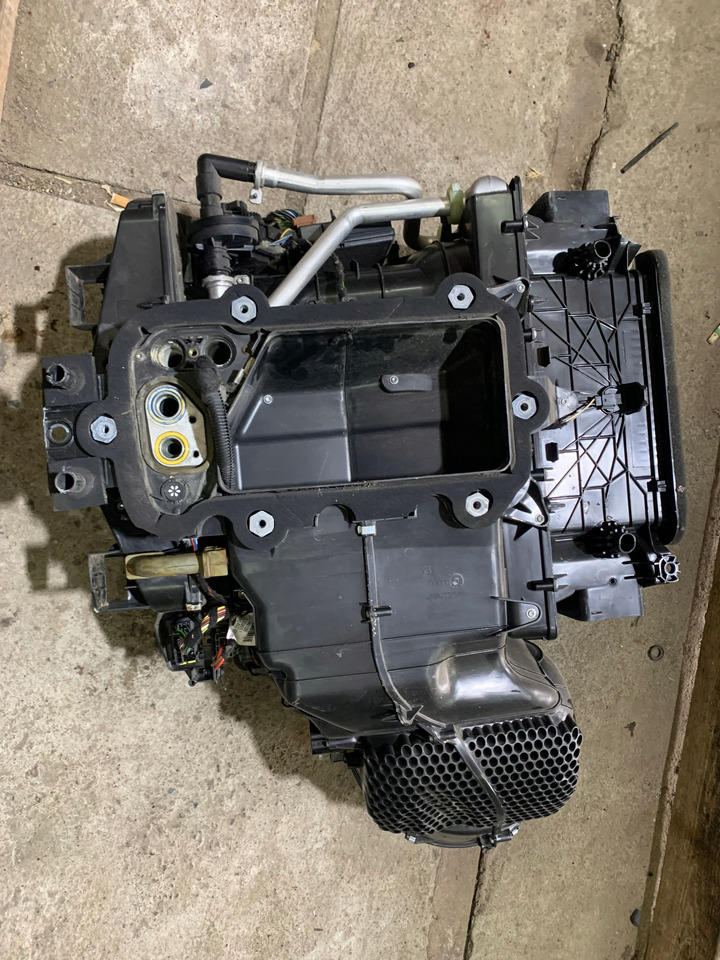 VOLVO NAGRZEWNICA KOMPLETNA VOLVO FH 4 - Grijanje/ Ventilacija za Kamion: slika VOLVO NAGRZEWNICA KOMPLETNA VOLVO FH 4 - Grijanje/ Ventilacija za Kamion VOLVO NAGRZEWNICA KOMPLETNA VOLVO FH 4 - Grijanje/ Ventilacija za Kamion: slika VOLVO NAGRZEWNICA KOMPLETNA VOLVO FH 4 - Grijanje/ Ventilacija za Kamion