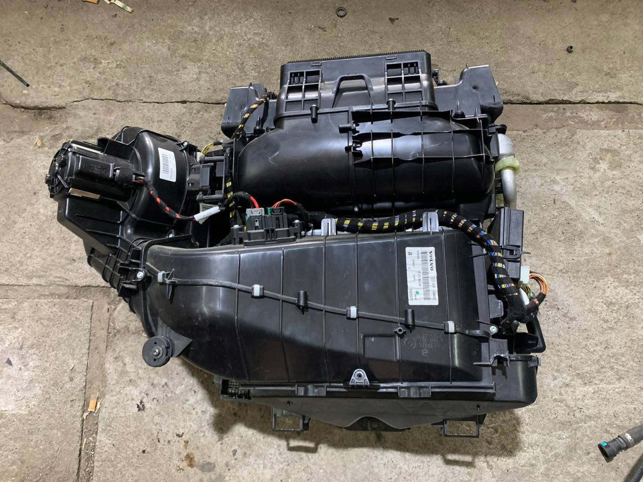 VOLVO NAGRZEWNICA KOMPLETNA VOLVO FH 4 - Grijanje/ Ventilacija za Kamion: slika VOLVO NAGRZEWNICA KOMPLETNA VOLVO FH 4 - Grijanje/ Ventilacija za Kamion VOLVO NAGRZEWNICA KOMPLETNA VOLVO FH 4 - Grijanje/ Ventilacija za Kamion: slika VOLVO NAGRZEWNICA KOMPLETNA VOLVO FH 4 - Grijanje/ Ventilacija za Kamion