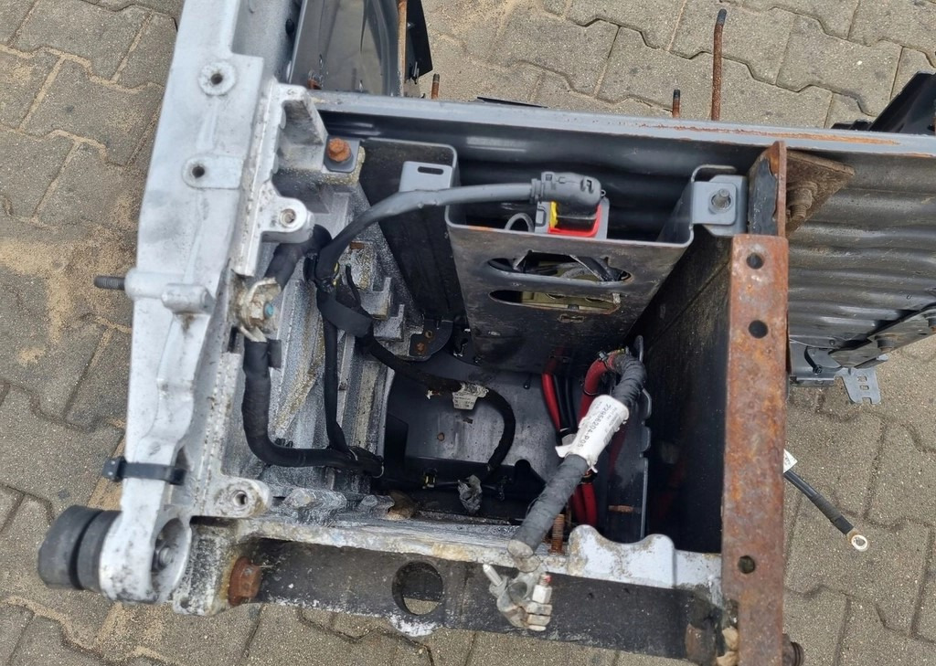 VOLVO SKRZYNKA AKUMULATORÓW PODWÓJNA NA 4 AKUMULATORY VOLVO FH 4 FM 4 FMX 4 - Električni sustav za Kamion: slika VOLVO SKRZYNKA AKUMULATORÓW PODWÓJNA NA 4 AKUMULATORY VOLVO FH 4 FM 4 FMX 4 - Električni sustav za Kamion VOLVO SKRZYNKA AKUMULATORÓW PODWÓJNA NA 4 AKUMULATORY VOLVO FH 4 FM 4 FMX 4 - Električni sustav za Kamion: slika VOLVO SKRZYNKA AKUMULATORÓW PODWÓJNA NA 4 AKUMULATORY VOLVO FH 4 FM 4 FMX 4 - Električni sustav za Kamion