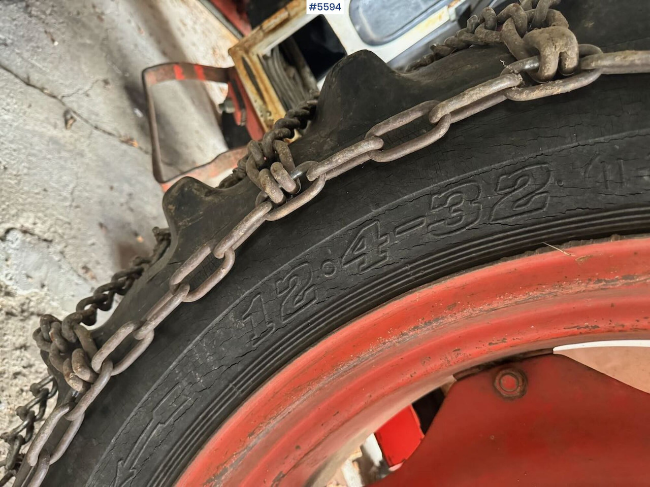 Traktor 1974 David Brown 885 w/ loaders and chain.: slika Traktor 1974 David Brown 885 w/ loaders and chain. Traktor 1974 David Brown 885 w/ loaders and chain.: slika Traktor 1974 David Brown 885 w/ loaders and chain.