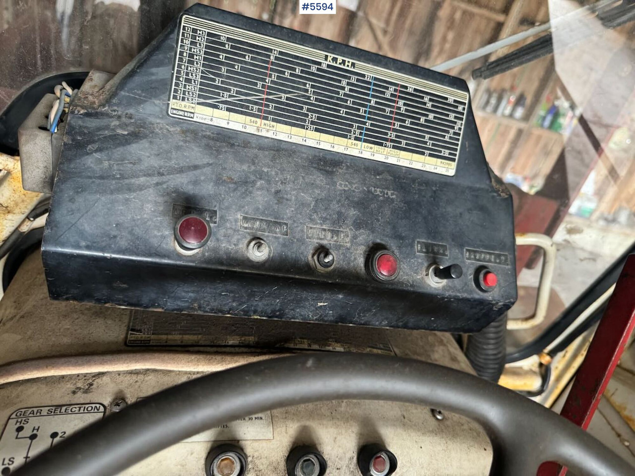 Traktor 1974 David Brown 885 w/ loaders and chain.: slika Traktor 1974 David Brown 885 w/ loaders and chain. Traktor 1974 David Brown 885 w/ loaders and chain.: slika Traktor 1974 David Brown 885 w/ loaders and chain.