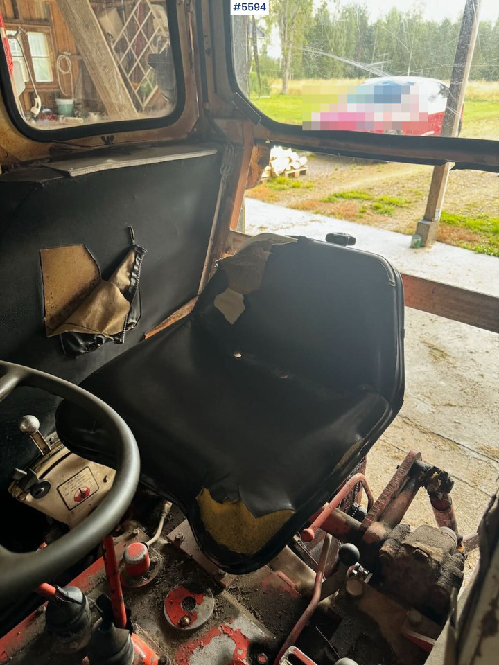 Traktor 1974 David Brown 885 w/ loaders and chain.: slika Traktor 1974 David Brown 885 w/ loaders and chain. Traktor 1974 David Brown 885 w/ loaders and chain.: slika Traktor 1974 David Brown 885 w/ loaders and chain.