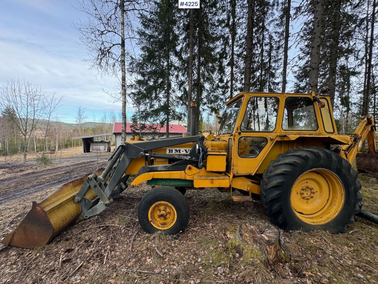1978 Volvo 650 Traktorgraver m/ 4 skuffer - Traktor: slika 1978 Volvo 650 Traktorgraver m/ 4 skuffer - Traktor 1978 Volvo 650 Traktorgraver m/ 4 skuffer - Traktor: slika 1978 Volvo 650 Traktorgraver m/ 4 skuffer - Traktor