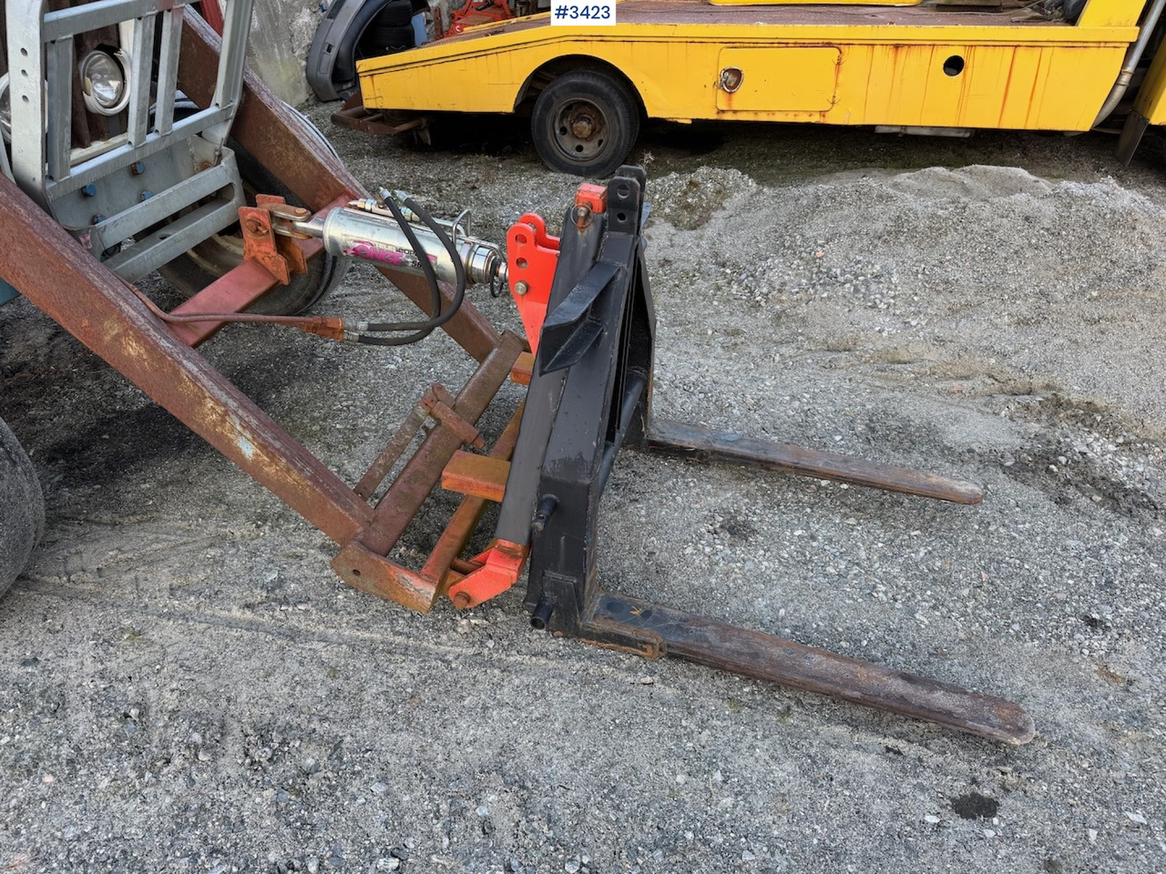 1981 Ford 4600 w/front loader, bucket and pallet fork. - Traktor: slika 1981 Ford 4600 w/front loader, bucket and pallet fork. - Traktor 1981 Ford 4600 w/front loader, bucket and pallet fork. - Traktor: slika 1981 Ford 4600 w/front loader, bucket and pallet fork. - Traktor