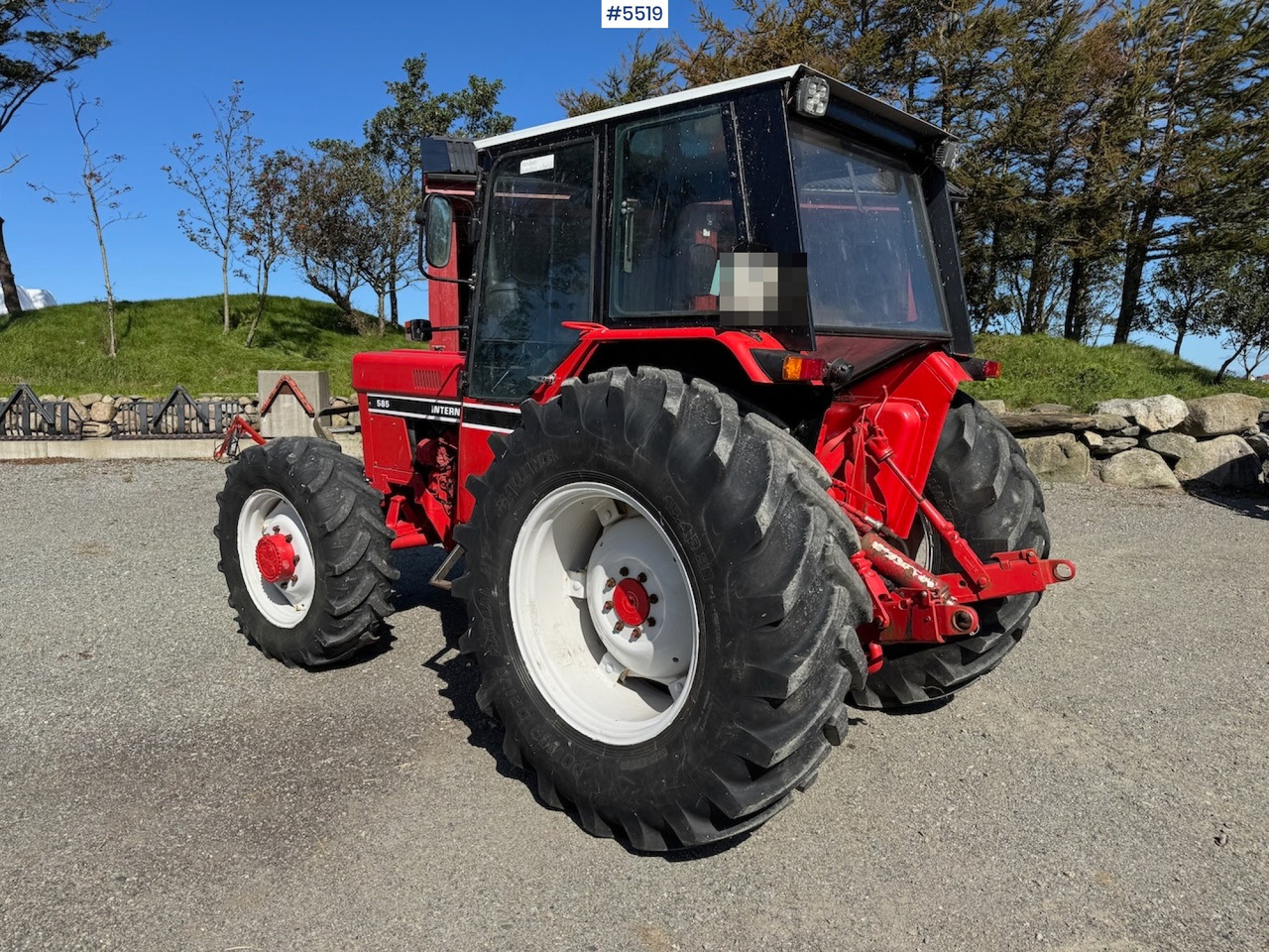 1983 International 585 - Traktor: slika 1983 International 585 - Traktor 1983 International 585 - Traktor: slika 1983 International 585 - Traktor