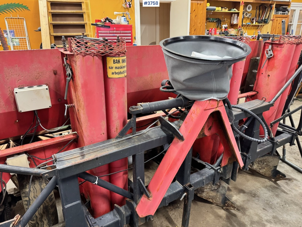 1985 Hylleberg 442 potato planter - Sadilica za krumpir: slika  1985 Hylleberg 442 potato planter - Sadilica za krumpir 1985 Hylleberg 442 potato planter - Sadilica za krumpir: slika  1985 Hylleberg 442 potato planter - Sadilica za krumpir