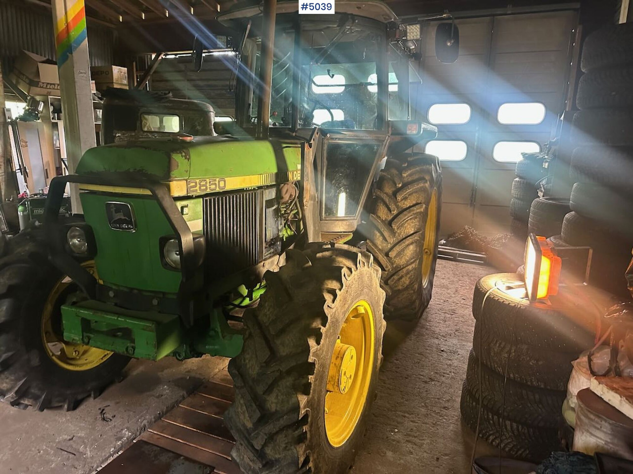 1987 John Deere 2850 Synchron w/ front loader - Traktor: slika 1987 John Deere 2850 Synchron w/ front loader - Traktor 1987 John Deere 2850 Synchron w/ front loader - Traktor: slika 1987 John Deere 2850 Synchron w/ front loader - Traktor