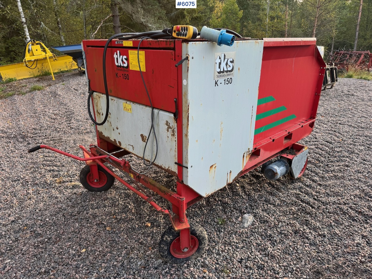 2000 TKS K-150 Round bale cutter with wheel drive. - Oprema za prevrtanje sijena: slika 2000 TKS K-150 Round bale cutter with wheel drive. - Oprema za prevrtanje sijena 2000 TKS K-150 Round bale cutter with wheel drive. - Oprema za prevrtanje sijena: slika 2000 TKS K-150 Round bale cutter with wheel drive. - Oprema za prevrtanje sijena