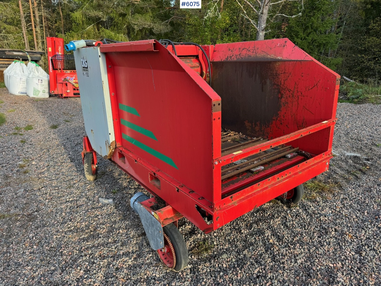 2000 TKS K-150 Round bale cutter with wheel drive. - Oprema za prevrtanje sijena: slika 2000 TKS K-150 Round bale cutter with wheel drive. - Oprema za prevrtanje sijena 2000 TKS K-150 Round bale cutter with wheel drive. - Oprema za prevrtanje sijena: slika 2000 TKS K-150 Round bale cutter with wheel drive. - Oprema za prevrtanje sijena