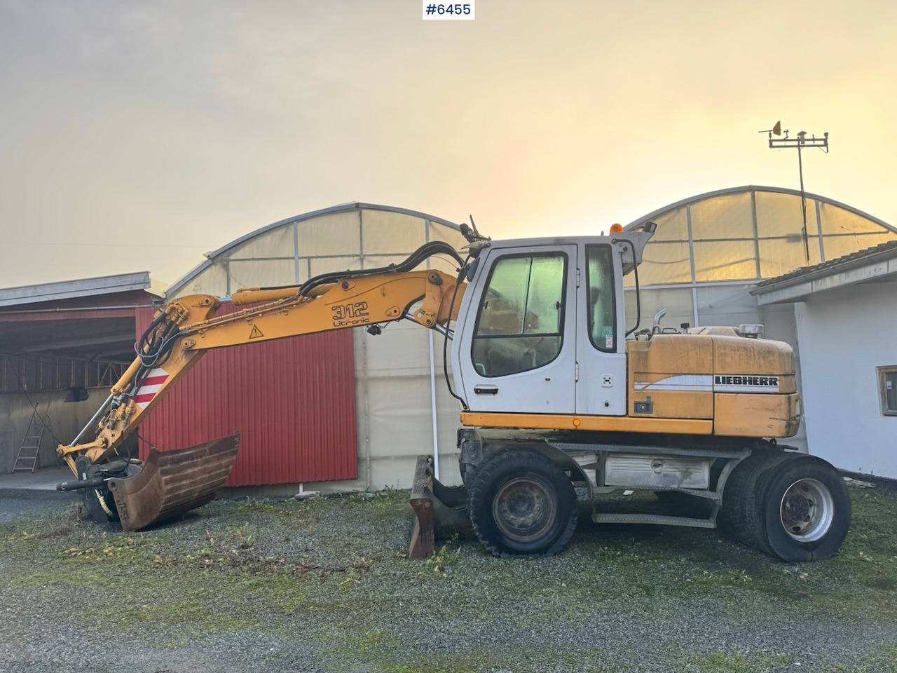 2003 Liebherr 312 Wheeled excavator w/ Rototilt and 2 buckets. - Bager: slika 2003 Liebherr 312 Wheeled excavator w/ Rototilt and 2 buckets. - Bager 2003 Liebherr 312 Wheeled excavator w/ Rototilt and 2 buckets. - Bager: slika 2003 Liebherr 312 Wheeled excavator w/ Rototilt and 2 buckets. - Bager