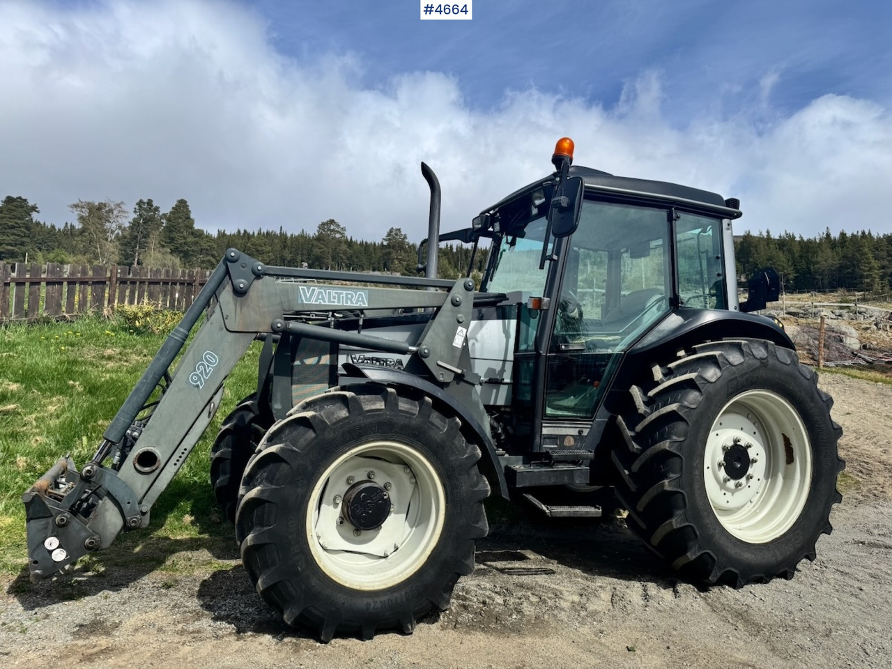 2003 Valtra A85-4 4x4 with Front Loader – 4450 hours! - Traktor: slika 2003 Valtra A85-4 4x4 with Front Loader – 4450 hours! - Traktor 2003 Valtra A85-4 4x4 with Front Loader – 4450 hours! - Traktor: slika 2003 Valtra A85-4 4x4 with Front Loader – 4450 hours! - Traktor
