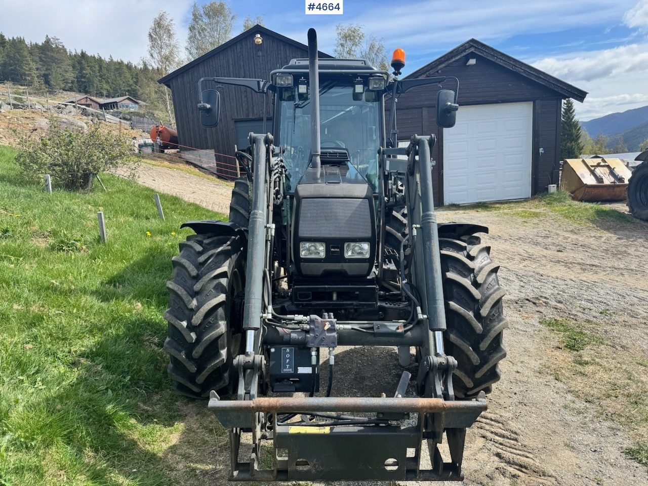 2003 Valtra A85-4 4x4 with Front Loader – 4450 hours! - Traktor: slika 2003 Valtra A85-4 4x4 with Front Loader – 4450 hours! - Traktor 2003 Valtra A85-4 4x4 with Front Loader – 4450 hours! - Traktor: slika 2003 Valtra A85-4 4x4 with Front Loader – 4450 hours! - Traktor