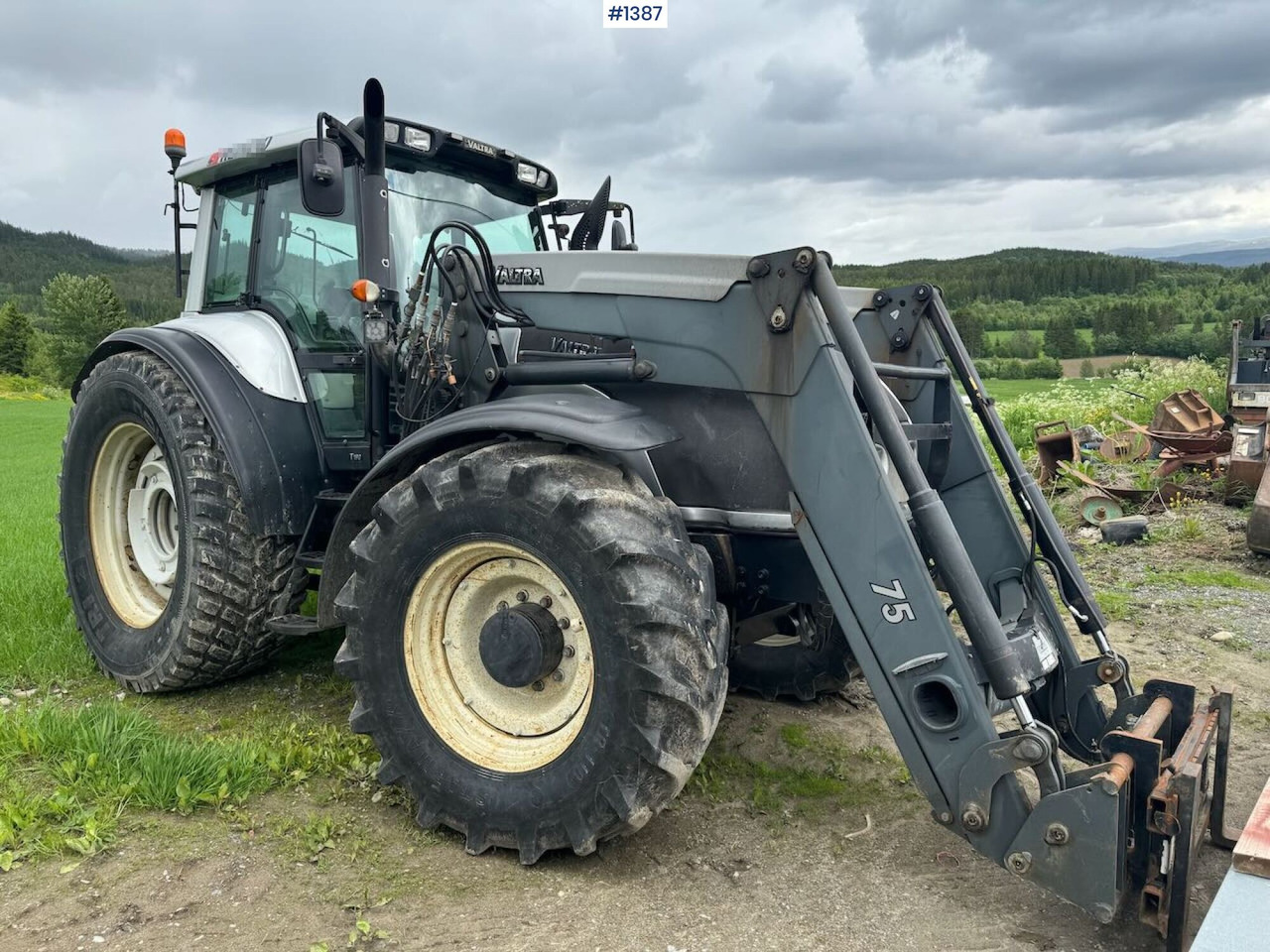 2007 Valtra T190 4x4 Tractor w/ bucket - Traktor: slika 2007 Valtra T190 4x4 Tractor w/ bucket - Traktor 2007 Valtra T190 4x4 Tractor w/ bucket - Traktor: slika 2007 Valtra T190 4x4 Tractor w/ bucket - Traktor