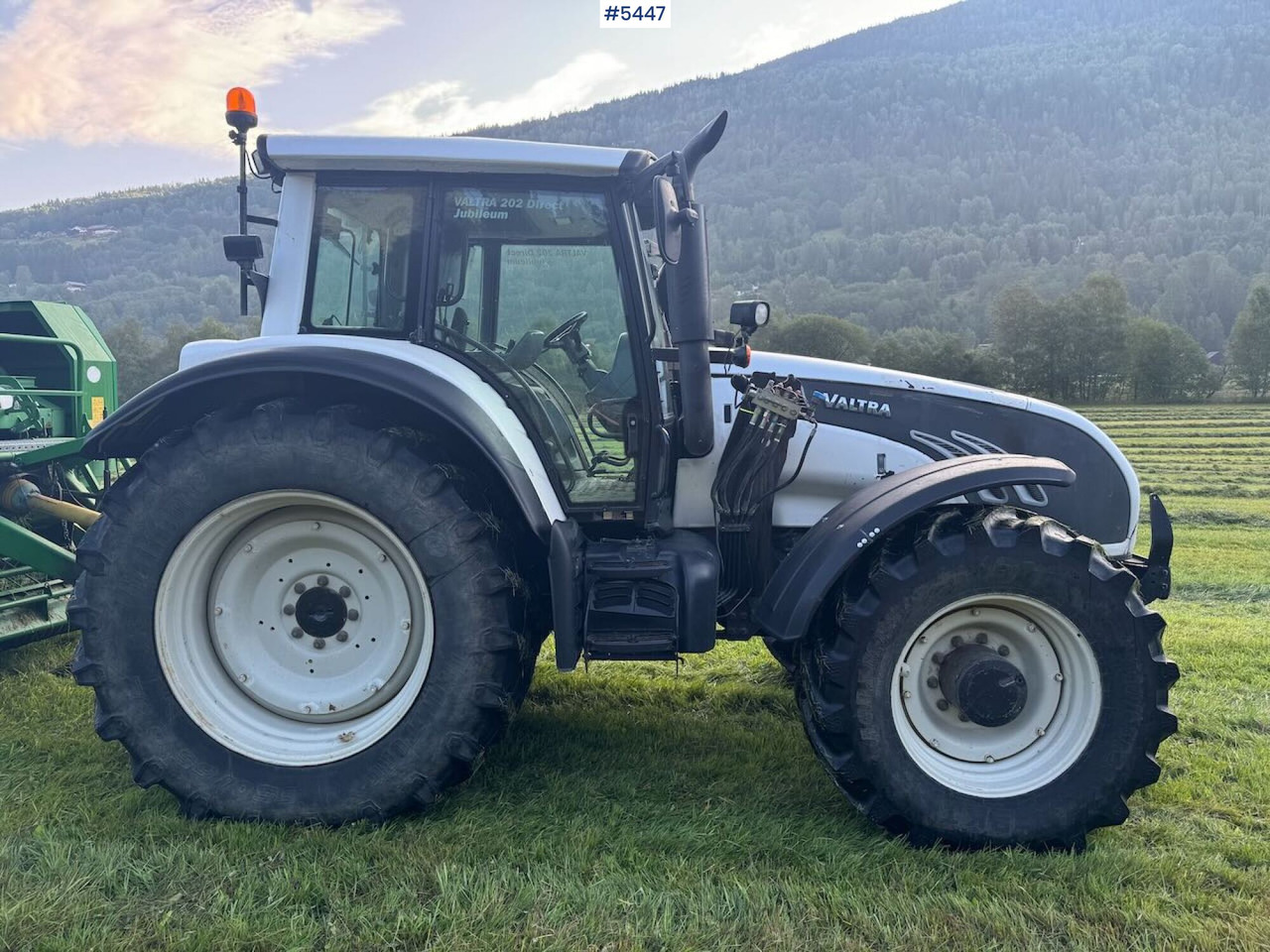 2009 Valtra T202 w/ loader - Traktor: slika 2009 Valtra T202 w/ loader - Traktor 2009 Valtra T202 w/ loader - Traktor: slika 2009 Valtra T202 w/ loader - Traktor