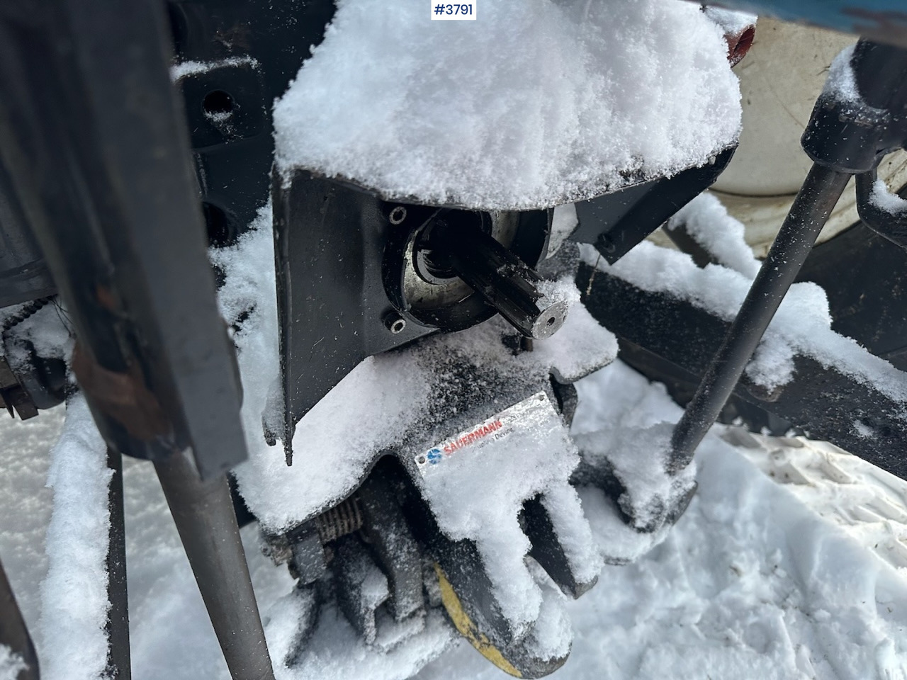 Traktor 2010 New Holland T6040 4x4 plow rigged tractor w/ Trima +3.0p front loader, brand new chains, snow bucket and Westbjørn snow blower. WATCH VIDEO.: slika Traktor 2010 New Holland T6040 4x4 plow rigged tractor w/ Trima +3.0p front loader, brand new chains, snow bucket and Westbjørn snow blower. WATCH VIDEO.