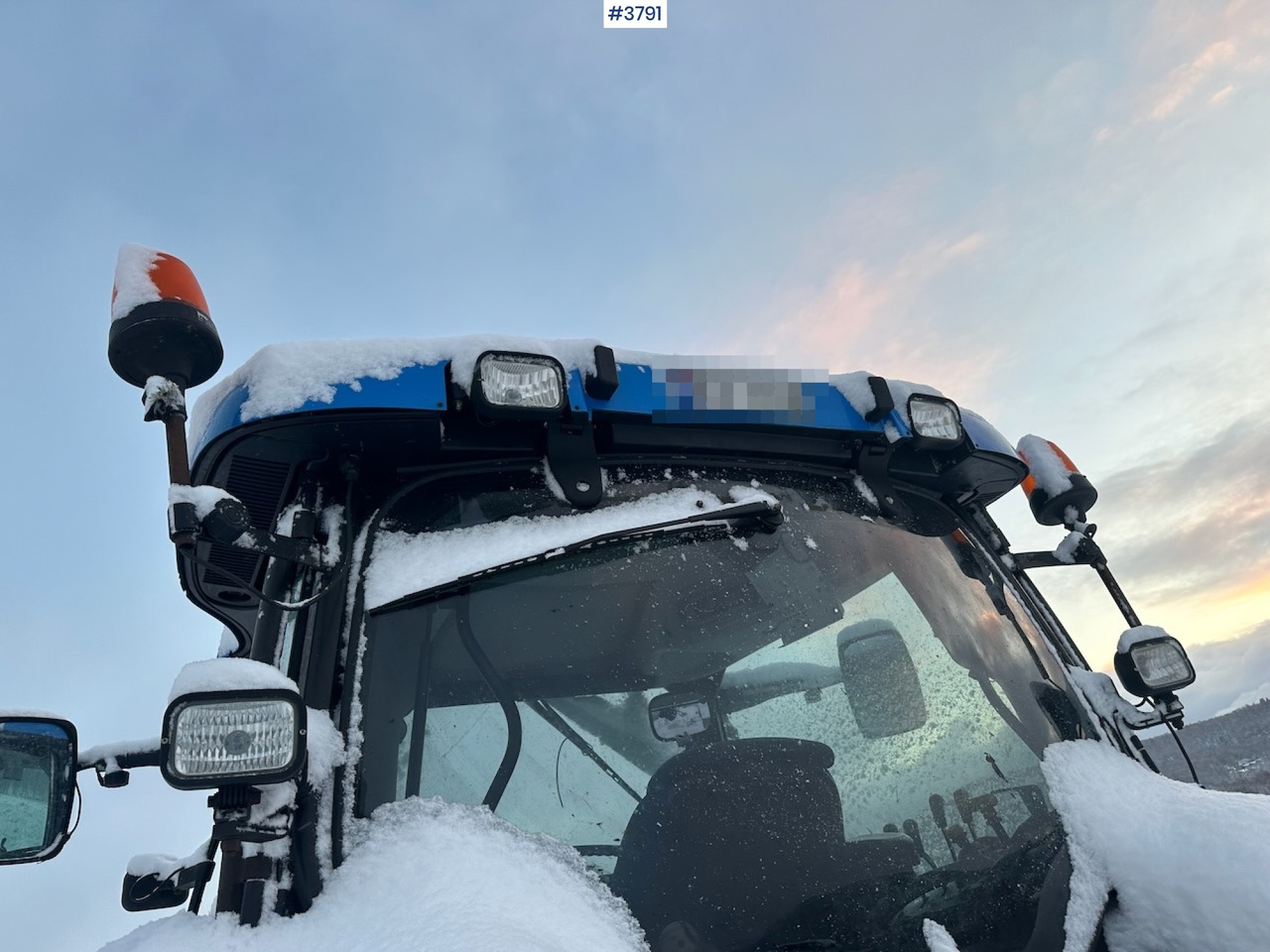 Traktor 2010 New Holland T6040 4x4 plow rigged tractor w/ Trima +3.0p front loader, brand new chains, snow bucket and Westbjørn snow blower. WATCH VIDEO.: slika Traktor 2010 New Holland T6040 4x4 plow rigged tractor w/ Trima +3.0p front loader, brand new chains, snow bucket and Westbjørn snow blower. WATCH VIDEO.