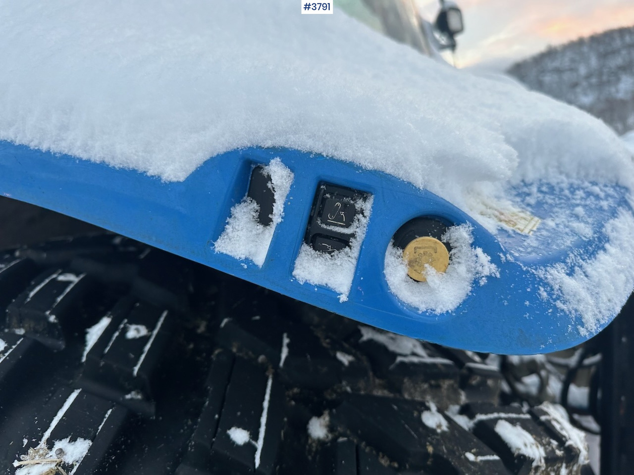 Traktor 2010 New Holland T6040 4x4 plow rigged tractor w/ Trima +3.0p front loader, brand new chains, snow bucket and Westbjørn snow blower. WATCH VIDEO.: slika Traktor 2010 New Holland T6040 4x4 plow rigged tractor w/ Trima +3.0p front loader, brand new chains, snow bucket and Westbjørn snow blower. WATCH VIDEO.