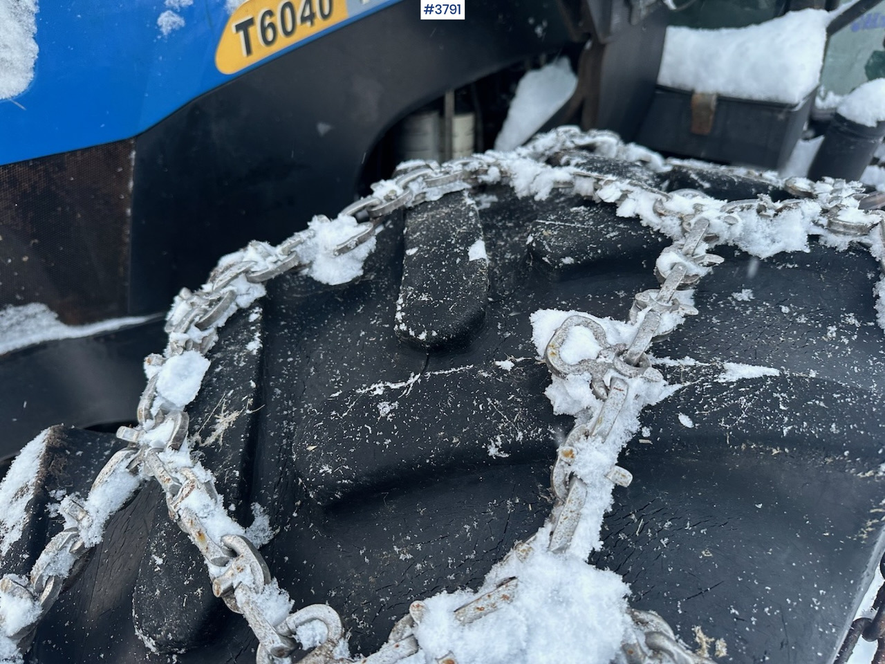 Traktor 2010 New Holland T6040 4x4 plow rigged tractor w/ Trima +3.0p front loader, brand new chains, snow bucket and Westbjørn snow blower. WATCH VIDEO.: slika Traktor 2010 New Holland T6040 4x4 plow rigged tractor w/ Trima +3.0p front loader, brand new chains, snow bucket and Westbjørn snow blower. WATCH VIDEO.