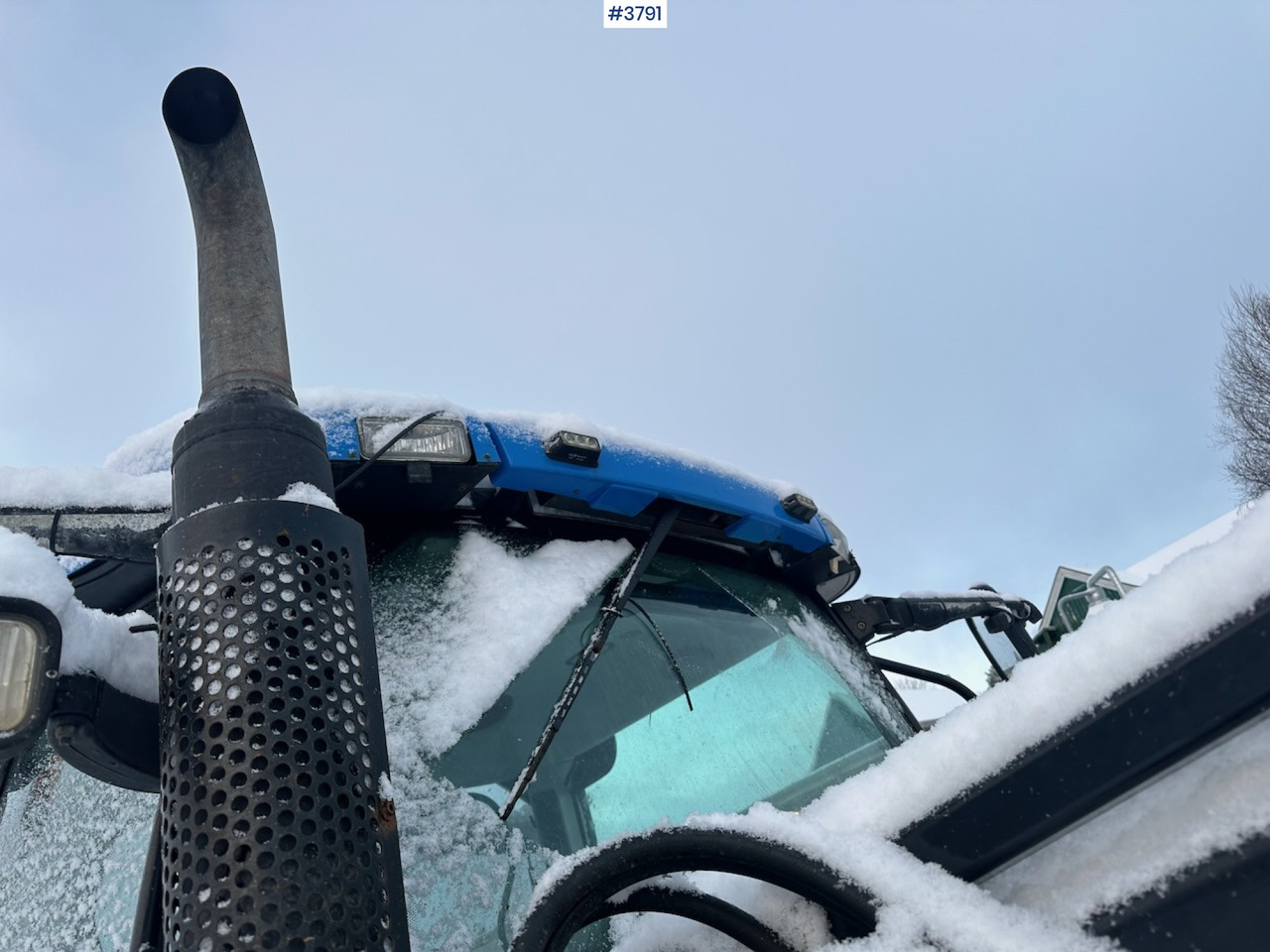 Traktor 2010 New Holland T6040 4x4 plow rigged tractor w/ Trima +3.0p front loader, brand new chains, snow bucket and Westbjørn snow blower. WATCH VIDEO.: slika Traktor 2010 New Holland T6040 4x4 plow rigged tractor w/ Trima +3.0p front loader, brand new chains, snow bucket and Westbjørn snow blower. WATCH VIDEO.