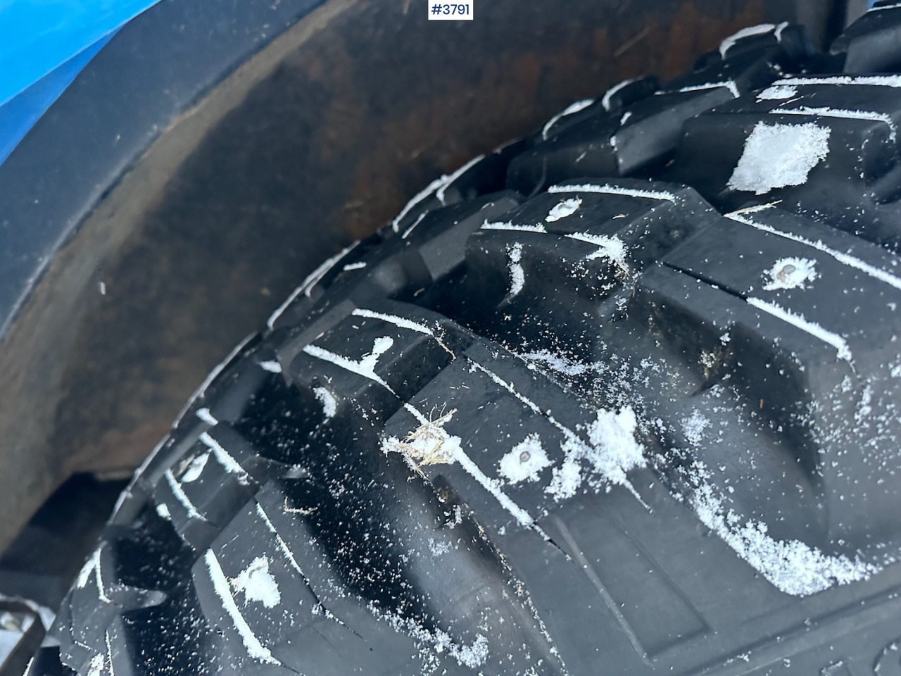 Traktor 2010 New Holland T6040 4x4 plow rigged tractor w/ Trima +3.0p front loader, brand new chains, snow bucket and Westbjørn snow blower. WATCH VIDEO.: slika Traktor 2010 New Holland T6040 4x4 plow rigged tractor w/ Trima +3.0p front loader, brand new chains, snow bucket and Westbjørn snow blower. WATCH VIDEO.