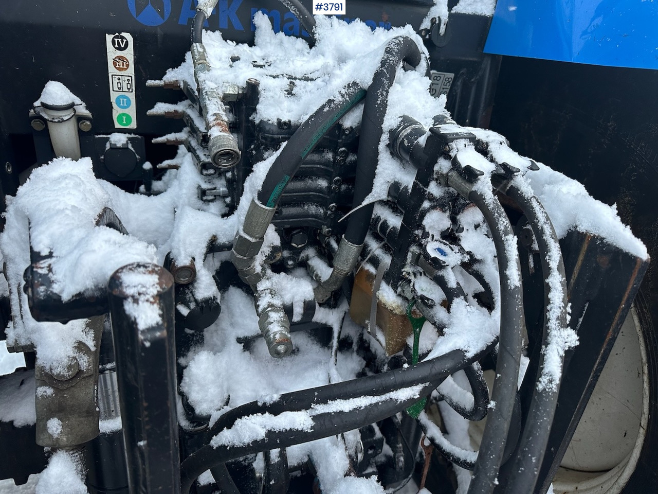 Traktor 2010 New Holland T6040 4x4 plow rigged tractor w/ Trima +3.0p front loader, brand new chains, snow bucket and Westbjørn snow blower. WATCH VIDEO.: slika Traktor 2010 New Holland T6040 4x4 plow rigged tractor w/ Trima +3.0p front loader, brand new chains, snow bucket and Westbjørn snow blower. WATCH VIDEO.