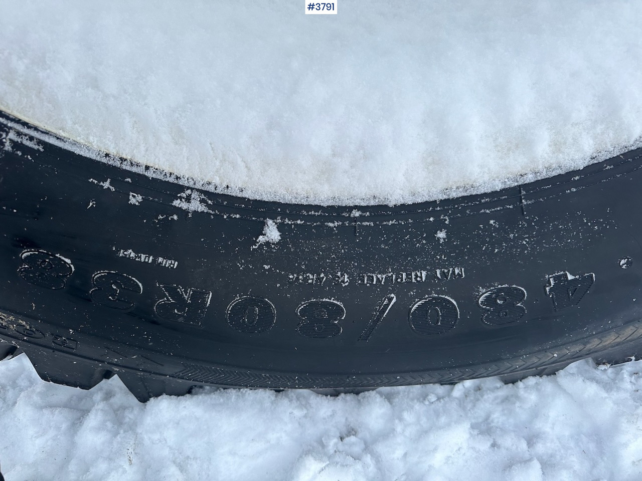 Traktor 2010 New Holland T6040 4x4 plow rigged tractor w/ Trima +3.0p front loader, brand new chains, snow bucket and Westbjørn snow blower. WATCH VIDEO.: slika Traktor 2010 New Holland T6040 4x4 plow rigged tractor w/ Trima +3.0p front loader, brand new chains, snow bucket and Westbjørn snow blower. WATCH VIDEO.