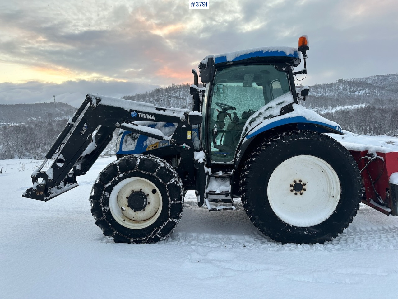 Traktor 2010 New Holland T6040 4x4 plow rigged tractor w/ Trima +3.0p front loader, brand new chains, snow bucket and Westbjørn snow blower. WATCH VIDEO.: slika Traktor 2010 New Holland T6040 4x4 plow rigged tractor w/ Trima +3.0p front loader, brand new chains, snow bucket and Westbjørn snow blower. WATCH VIDEO.