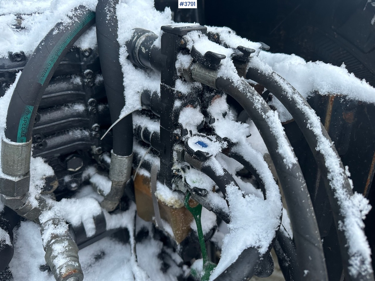 Traktor 2010 New Holland T6040 4x4 plow rigged tractor w/ Trima +3.0p front loader, brand new chains, snow bucket and Westbjørn snow blower. WATCH VIDEO.: slika Traktor 2010 New Holland T6040 4x4 plow rigged tractor w/ Trima +3.0p front loader, brand new chains, snow bucket and Westbjørn snow blower. WATCH VIDEO.