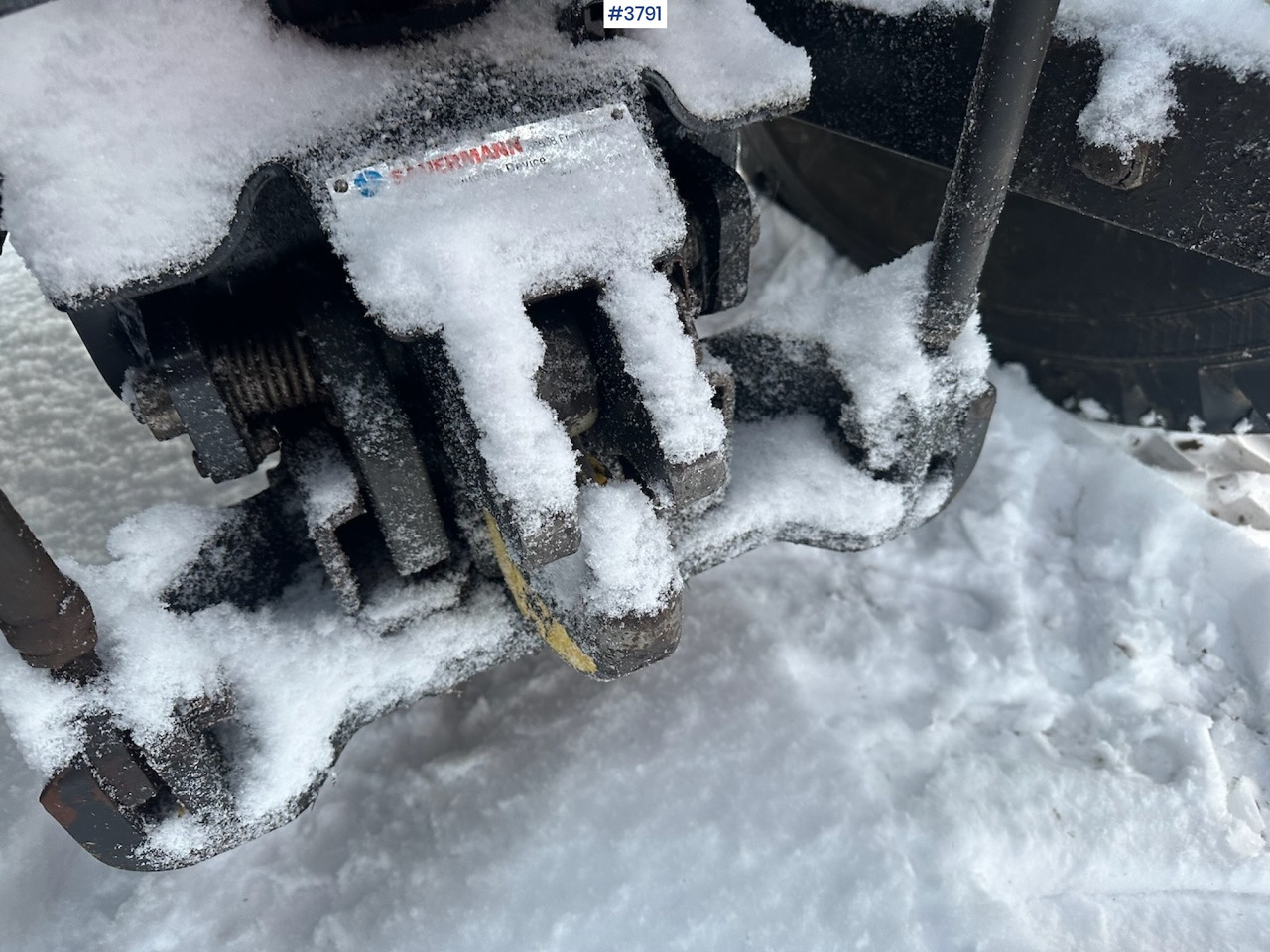 Traktor 2010 New Holland T6040 4x4 plow rigged tractor w/ Trima +3.0p front loader, brand new chains, snow bucket and Westbjørn snow blower. WATCH VIDEO.: slika Traktor 2010 New Holland T6040 4x4 plow rigged tractor w/ Trima +3.0p front loader, brand new chains, snow bucket and Westbjørn snow blower. WATCH VIDEO.