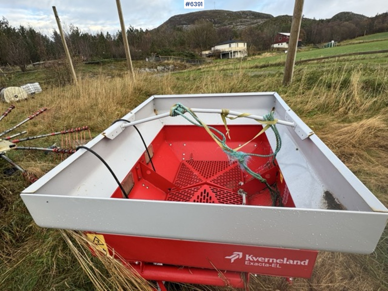 2016 Kverneland fertilizer spreader. Repair object. - Rasipač gnojiva: slika  2016 Kverneland fertilizer spreader. Repair object. - Rasipač gnojiva 2016 Kverneland fertilizer spreader. Repair object. - Rasipač gnojiva: slika  2016 Kverneland fertilizer spreader. Repair object. - Rasipač gnojiva