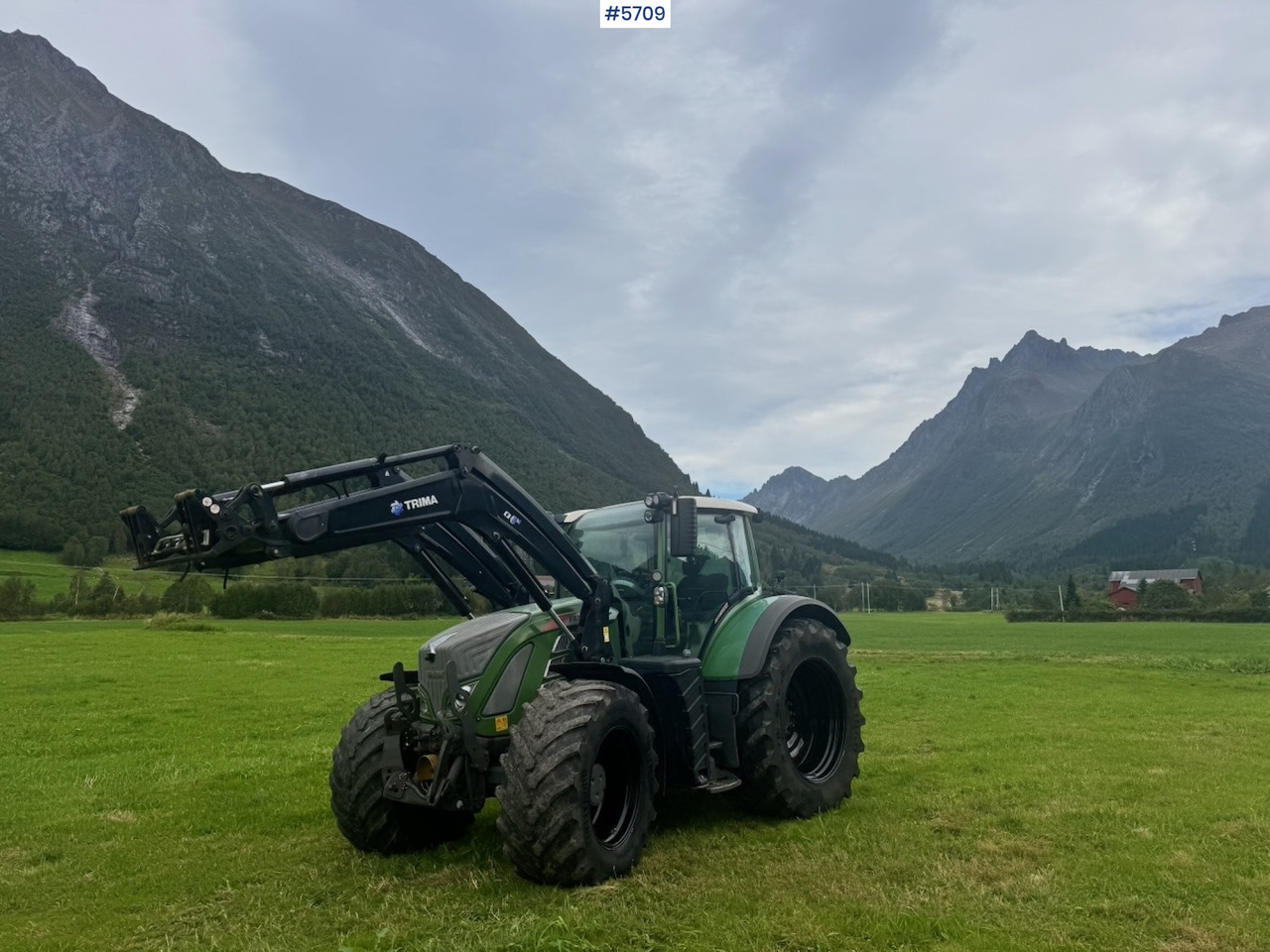 2017 Fendt 724 Vario w/ GPS, Front PTO, Loader and hydraulics. - Traktor: slika 2017 Fendt 724 Vario w/ GPS, Front PTO, Loader and hydraulics. - Traktor 2017 Fendt 724 Vario w/ GPS, Front PTO, Loader and hydraulics. - Traktor: slika 2017 Fendt 724 Vario w/ GPS, Front PTO, Loader and hydraulics. - Traktor